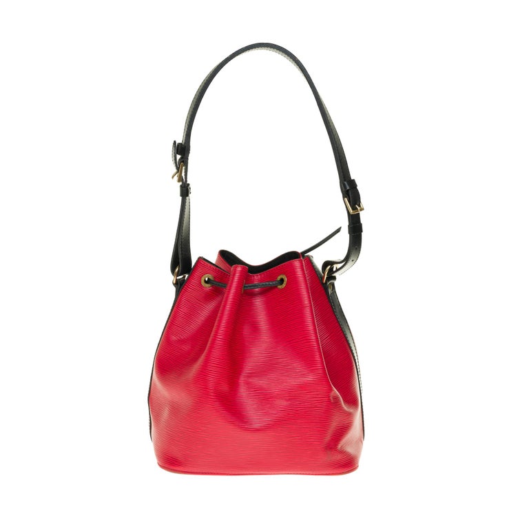 Louis Vuitton small Noé two-tone handbag in red and black epi leather, gold metal trim, a simple adjustable handle in black leather allowing a hand or shoulder support.

Leather tie closure.
Lining in black suede.
Signature: 