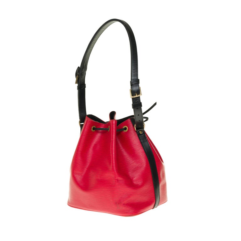 Louis Vuitton Noé PM shoulder bag in red & black epi leather, gold hardware In Good Condition For Sale In Paris, IDF