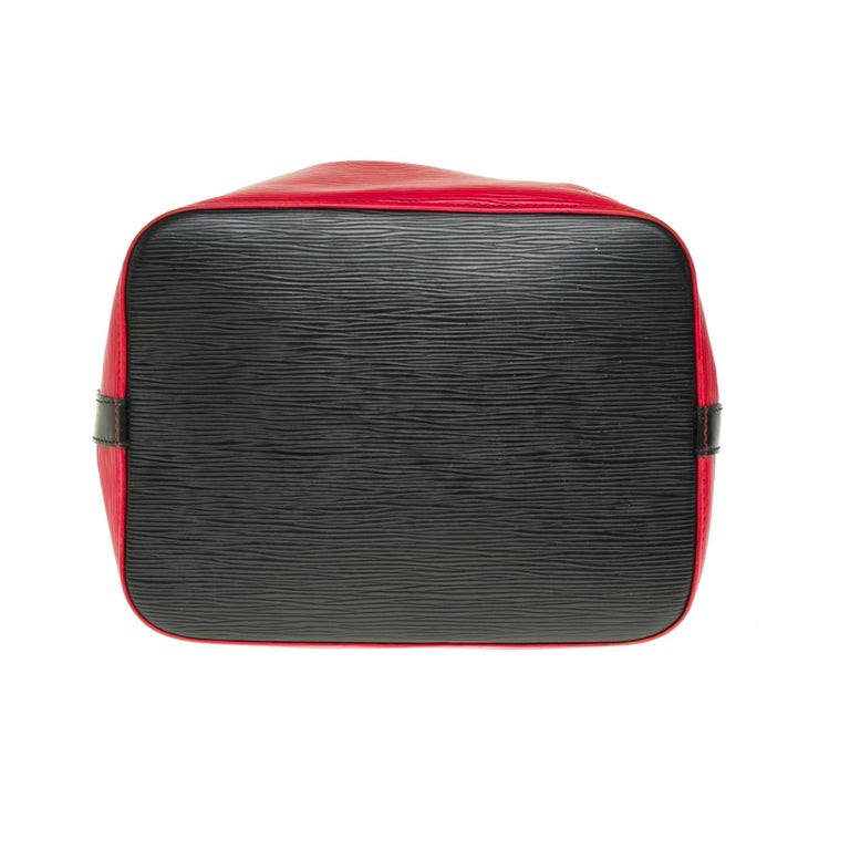 Louis Vuitton Noé PM shoulder bag in red & black epi leather, gold hardware For Sale 4