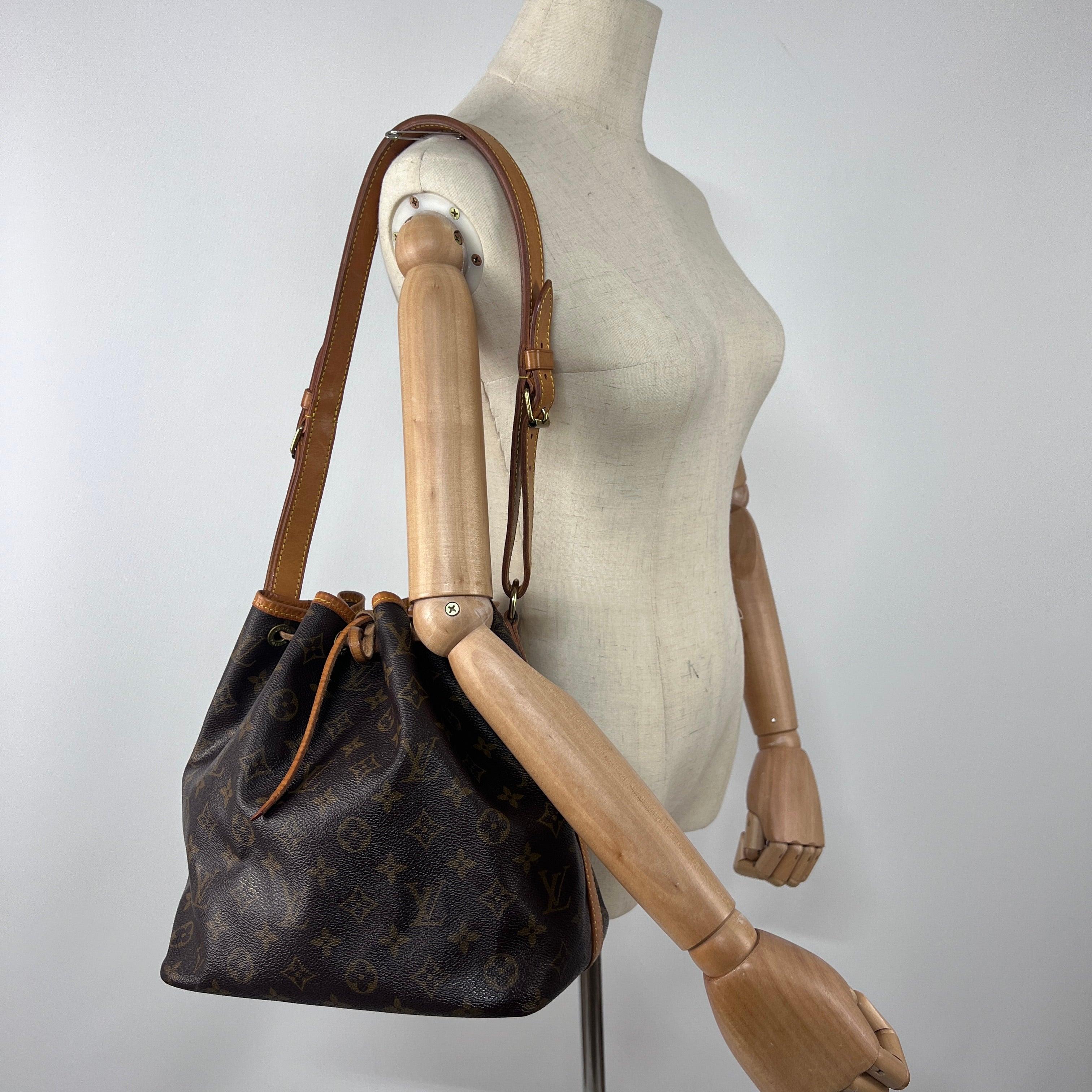 Noé PM in monogram canvas with silver-tone hardware. Drawstring closure; single main compartment. Date code AR0934 (1994), made in France. Condition: very good. Dimensions: 25 × 25 × 20 cm.