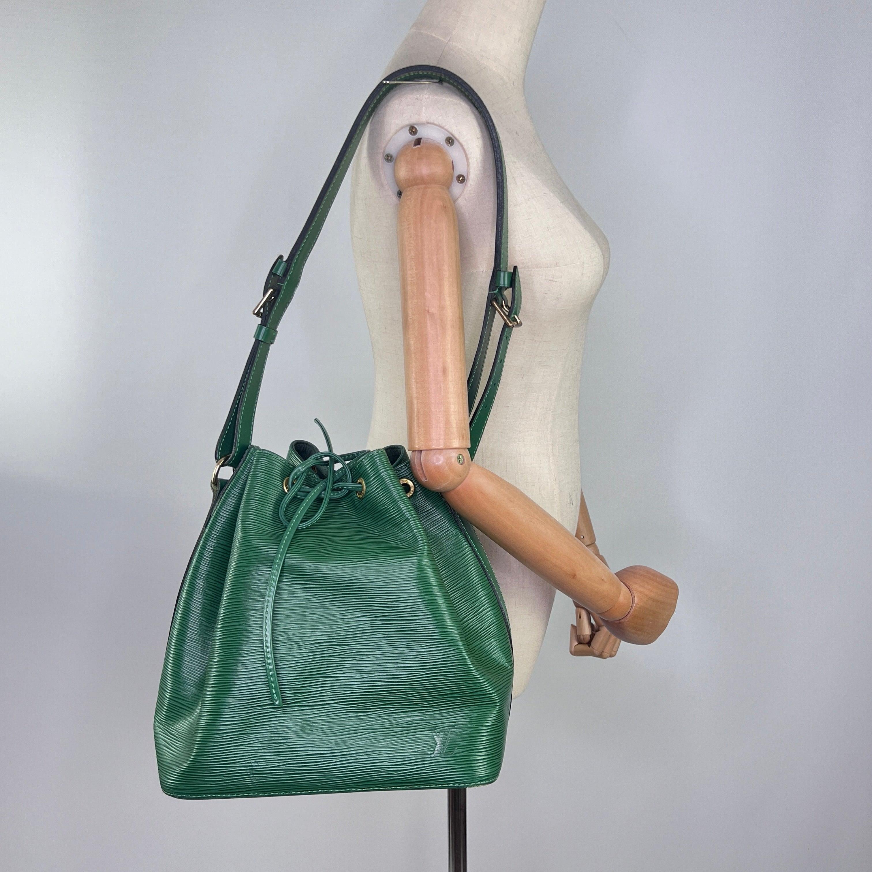 Noé bucket in green Epi leather with gold-tone hardware. Drawstring closure; single main compartment. Date code AR0955 (1995), made in France. Condition: very good overall with minor micro scratches. Dimensions: 25 × 27 × 20 cm.