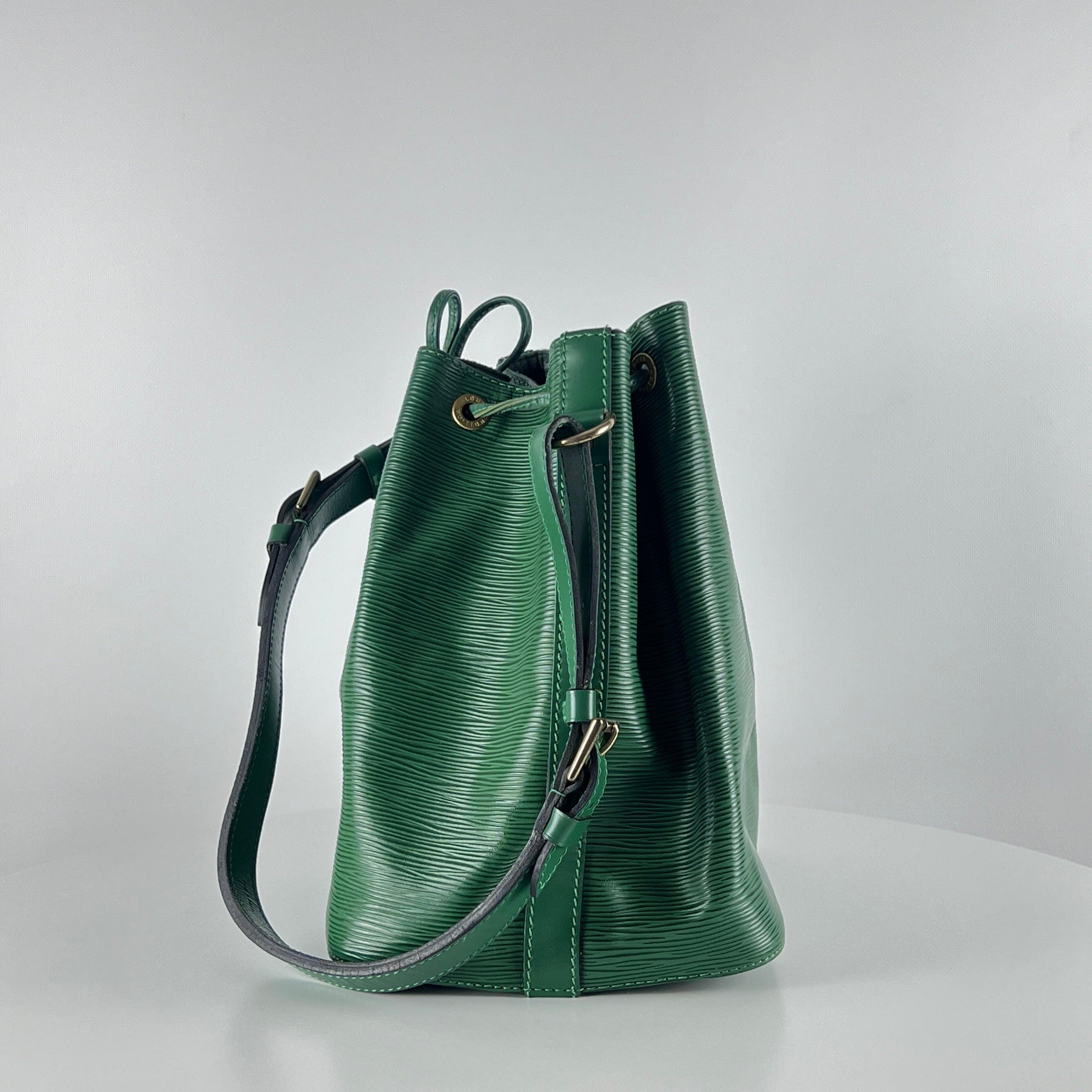 da uomo o donna Louis Vuitton Noé Shoulder Bag Epi Leather Green Gold 1995 in vendita