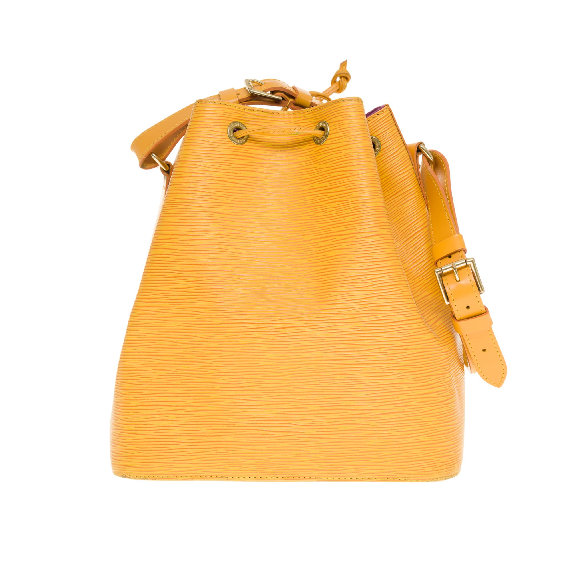 
The Essential Louis Vuitton small Noé handbag in yellow epi leather gold button, gold metal hardware, a simple adjustable handle in yellow leather allowing a hand or shoulder support

Leather strap closure
Interior lining in purple suede
Signature: