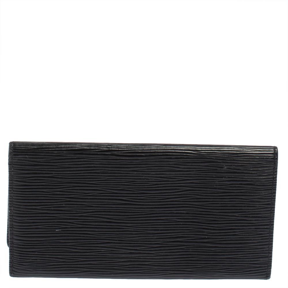 Store your monetary essentials effortlessly in this sturdy Epi Leather wallet. Louis Vuitton makes sure you stay at the top of your accessory game with this wallet. A statement-making black shade is the finest characteristic of this piece.

