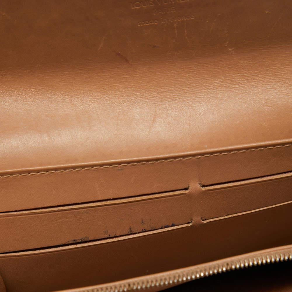 Louis Vuitton Noisette Monogram Vernis Sarah Portefeuille en vente 7