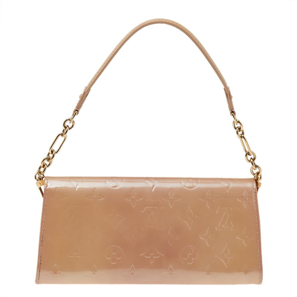 Louis Vuitton will never fail to impress you with its opulent and chic creations. Crafted from Monogram Vernis, this Sunset Boulevard clutch bag is not to be missed. It features an impressive chain and leather resting strap and the gold-tone brand
