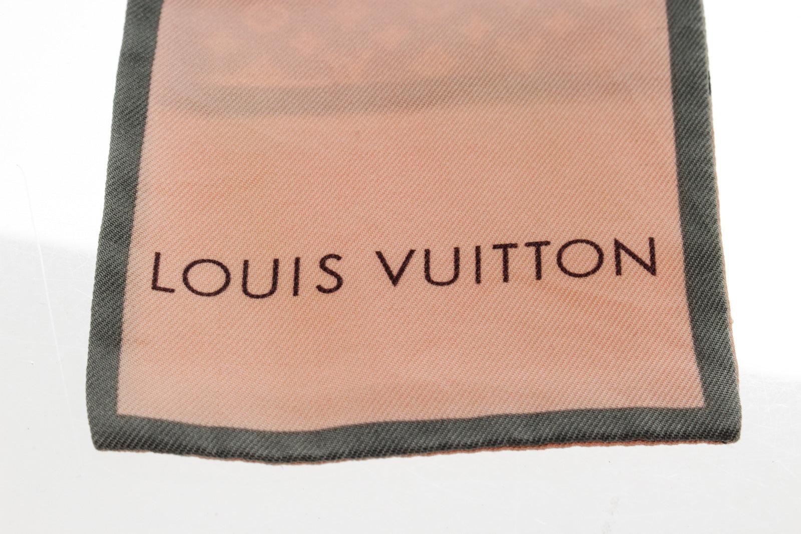 Louis Vuitton nude color monogram scarf made of 60% silk and 40% wool.
 

54025MSC