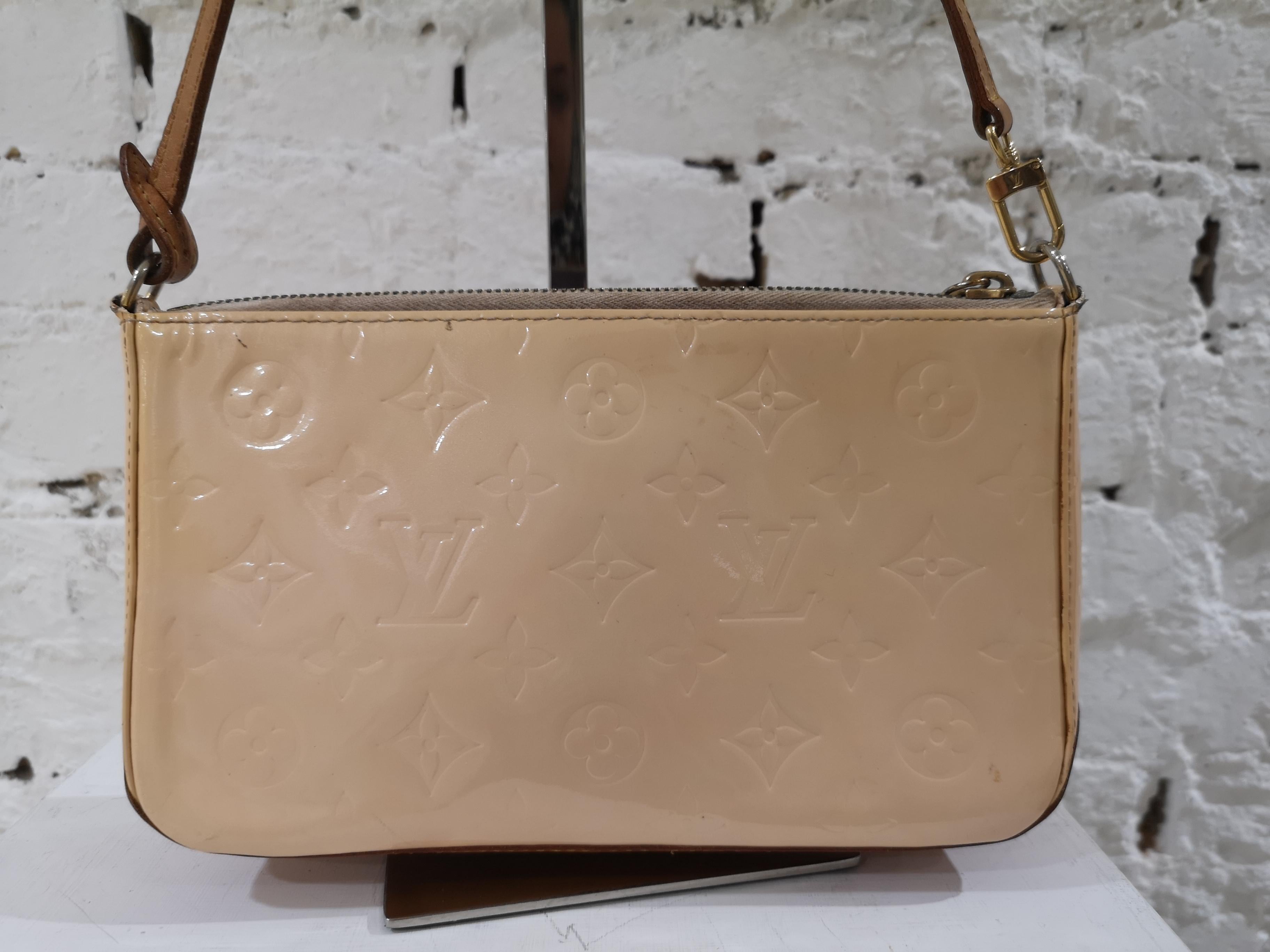 Louis Vuitton Nude Patent Leather Pochette Shoulder Bag In Good Condition In Capri, IT