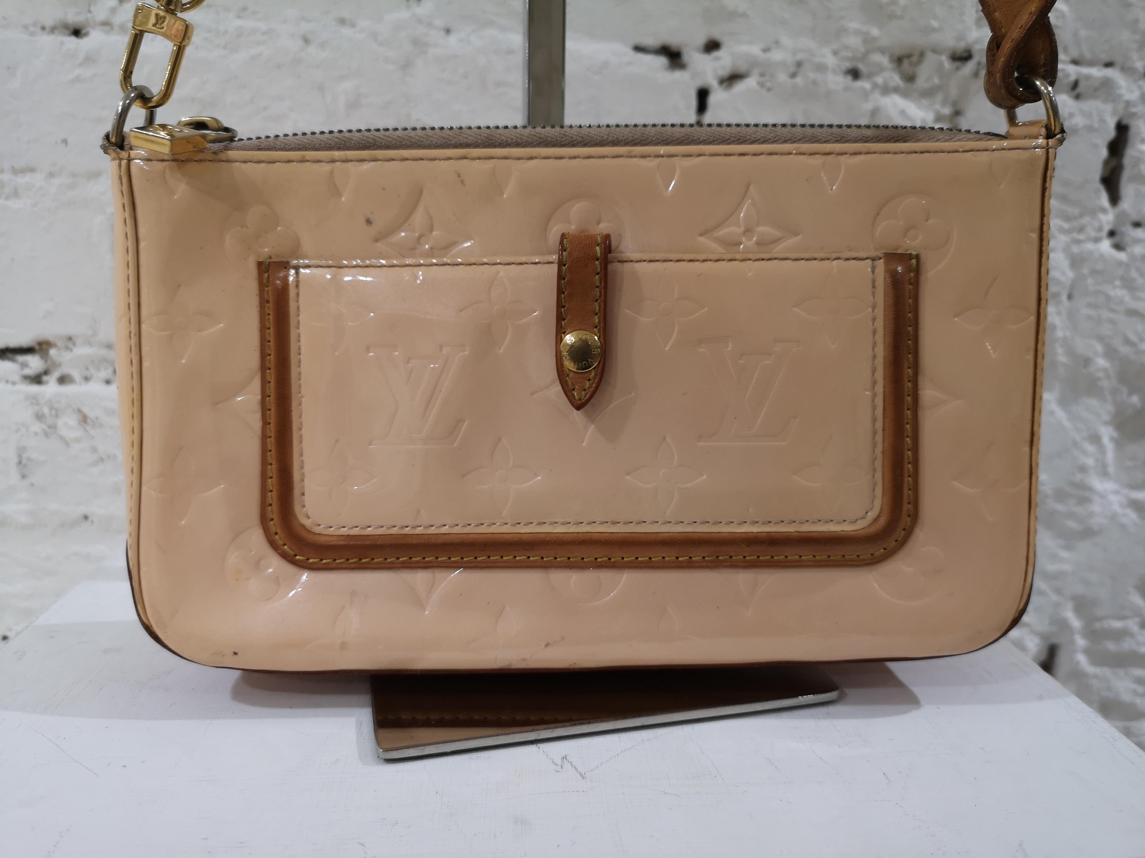 Women's Louis Vuitton Nude Patent Leather Pochette Shoulder Bag