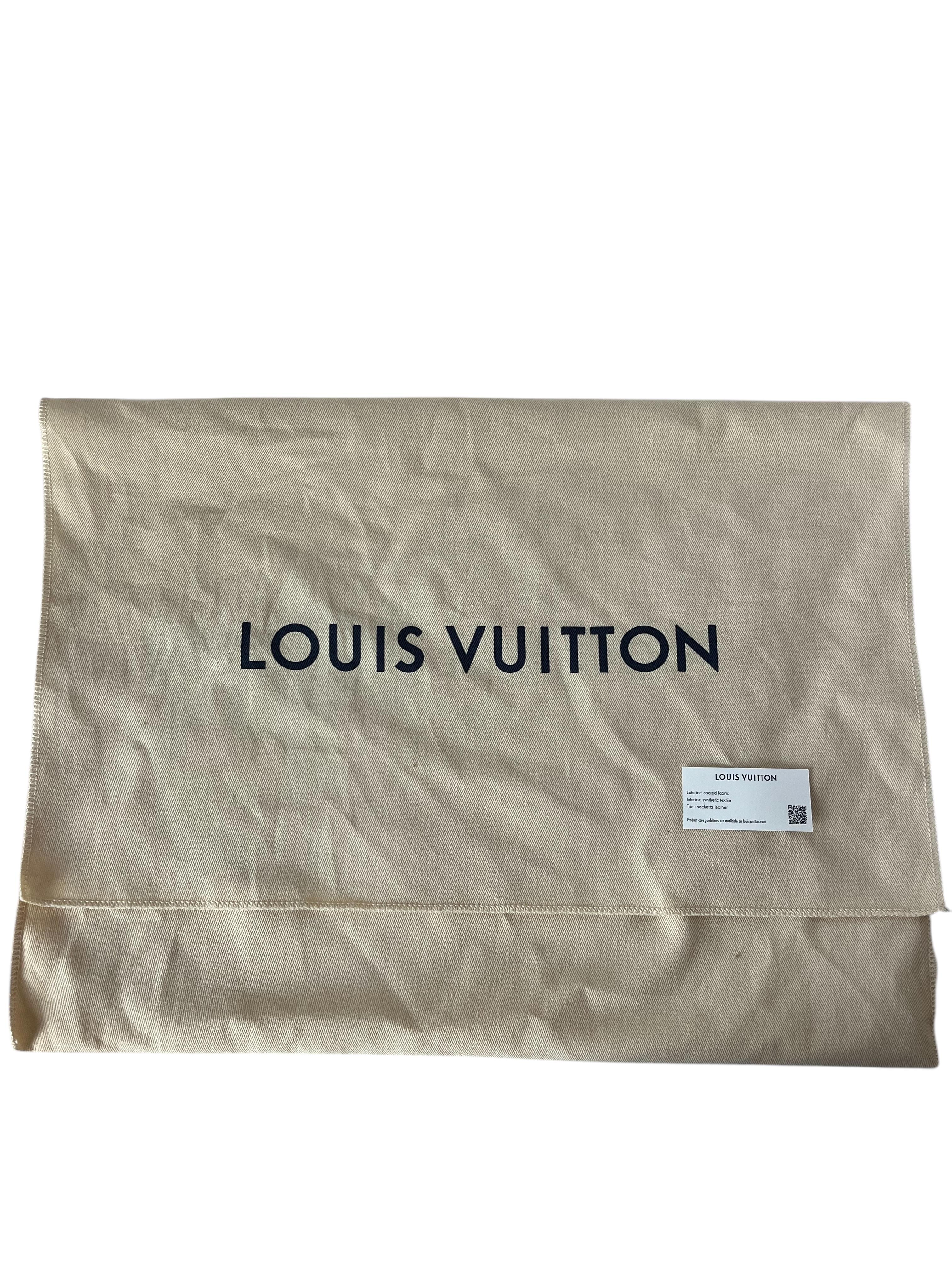 Louis Vuitton Edición Limitada LV x TM Murakami Multicolor CarryAll PM. Incluye una etiqueta de cuero extraíble con el nombre y una bolsa.

Fabricado en: Francia
Color: Multicolor
Herrajes: Herrajes dorados
Materiales: Lona revestida y con ribetes