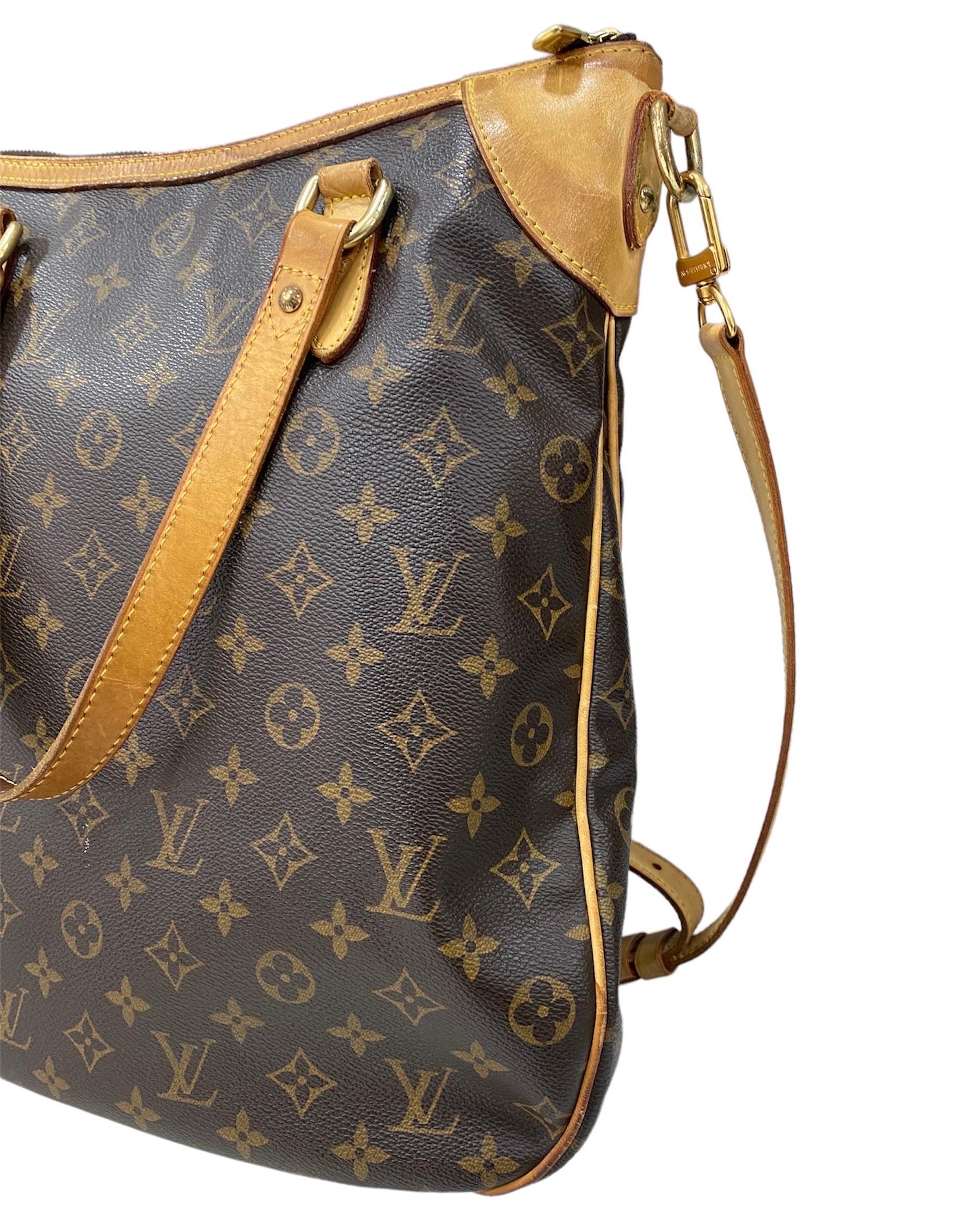 Louis Vuitton bag, Odeon model, GM size, made of brown monogram canvas with cowhide inserts and golden hardware.

Equipped with a zip closure, internally lined in beige canvas, very roomy.

Equipped with double shoulder handle and a removable and