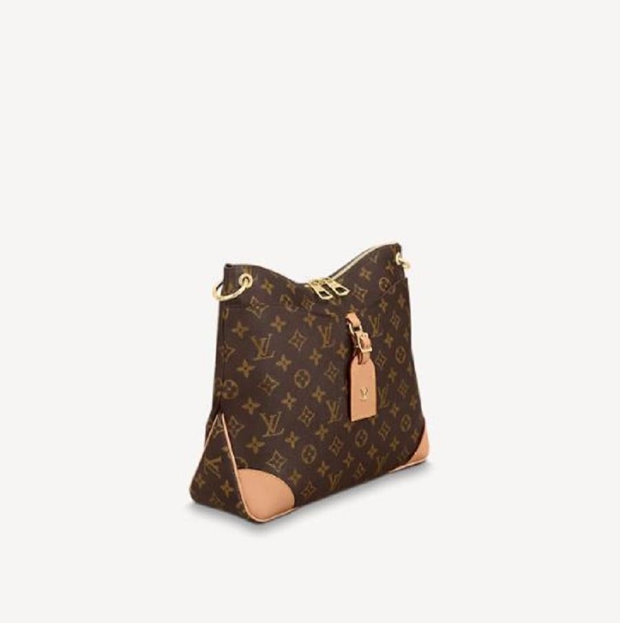 For the Fall-Winter 2020 season, Louis Vuitton presents this new Odéon MM bag, an elegant model to wear on the shoulder. Reinforced leather corners and Monogram canvas give it a retro feel. An adjustable leather bag strap allows it to be worn on the