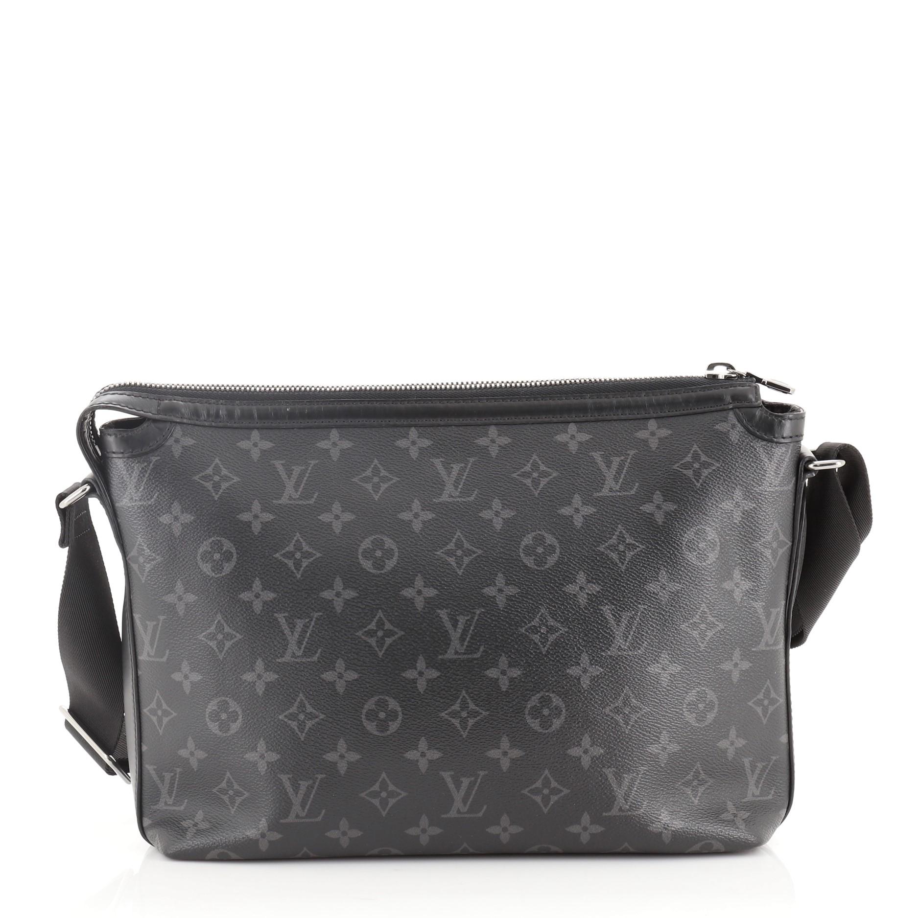 Louis Vuitton Graphite Monogram Odyssey Messenger with silver-tone hardware, exterior zipper pocket, two slip pocket and zipper closure.

Height 10