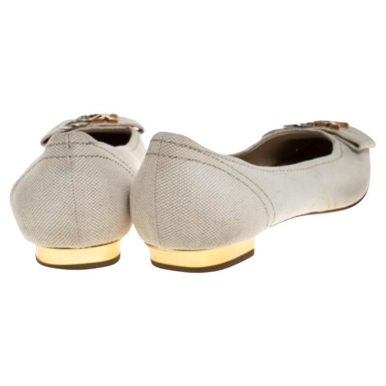 Ces ballerines chics de Louis Vuitton confèrent un attrait luxueux à vos tenues décontractées. Fabriquées en toile et ornées du logo Love sur l'empeigne, elles offrent un bon maintien et constituent un choix parfait lorsque vous recherchez à la fois