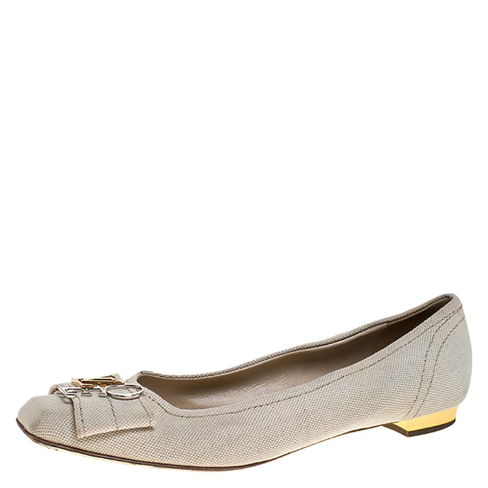 Lend a luxurious appeal to your casuals with these chic ballet flats from Louis Vuitton. Crafted from canvas with and designed with Love logo accents on the uppers, they offer a good fit and are a perfect choice when you want both comfort and