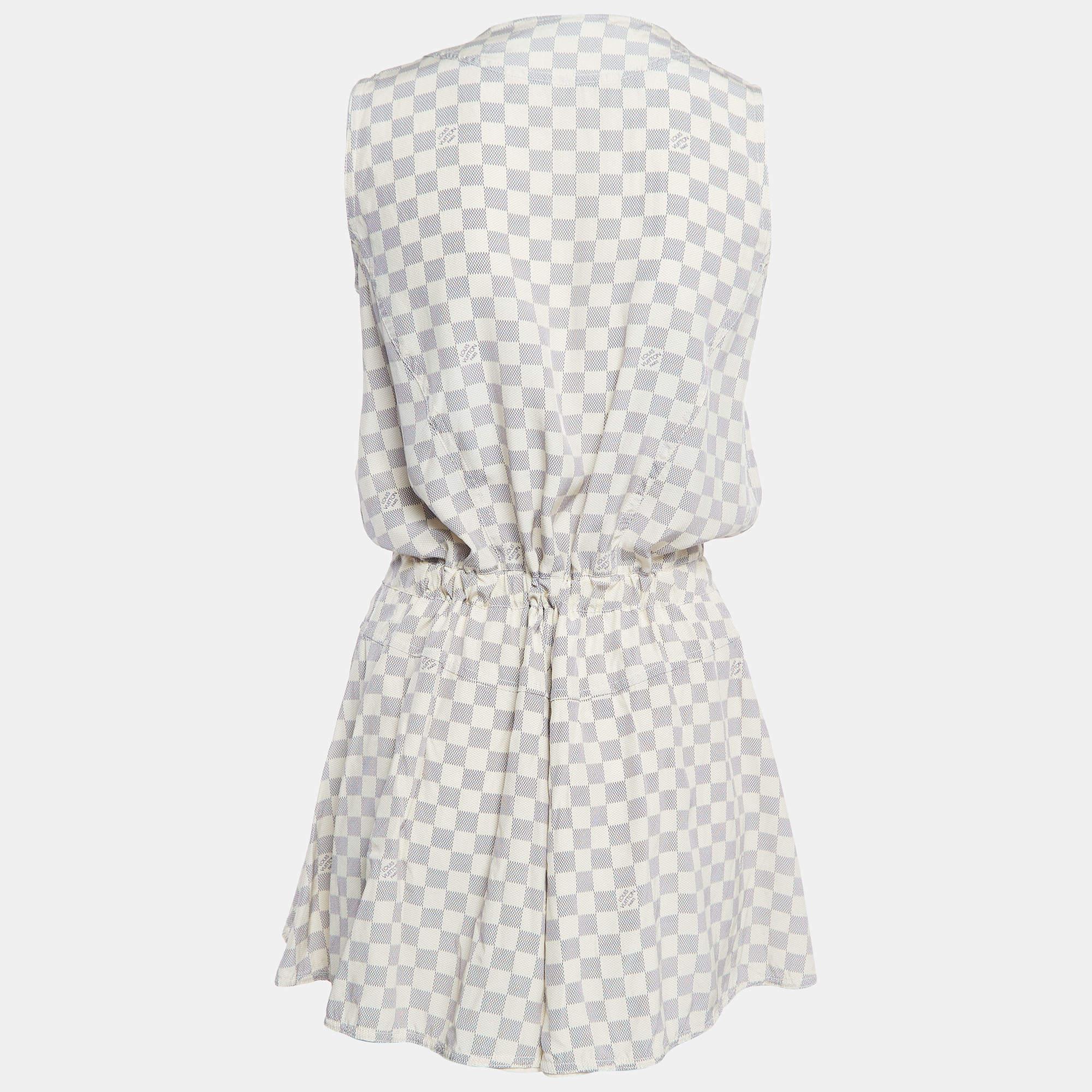 This Louis Vuitton dress brings the Damier Azur print, elegant details, and a lovely silhouette. It is made from silk and is bound to give you comfort.

