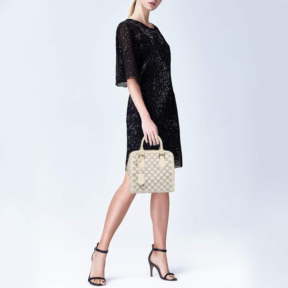Les créations Louis Vuitton sont populaires en raison de leur style et de leur fonctionnalité. Ce sac, comme tous les autres sacs à main, est durable et élégant. D'une grande finesse, ce sac est conçu pour offrir une expérience luxueuse. L'intérieur