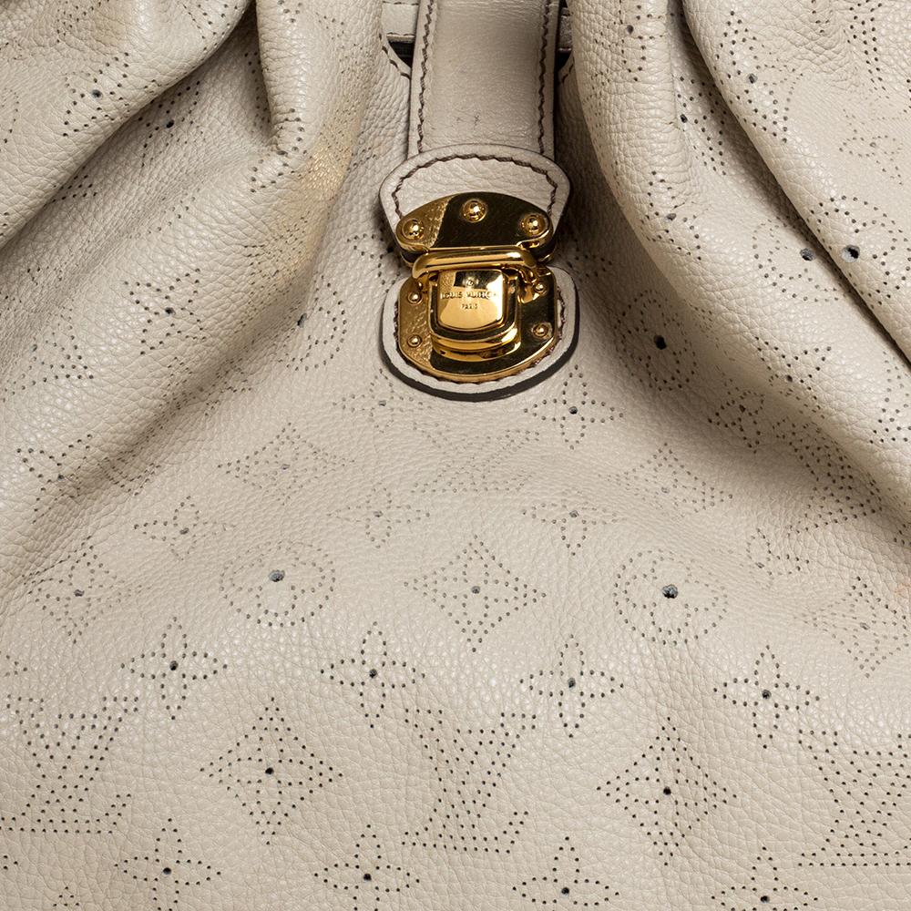 Louis Vuitton Off White Monogram Mahina Leather XL Bag In Good Condition In Dubai, Al Qouz 2