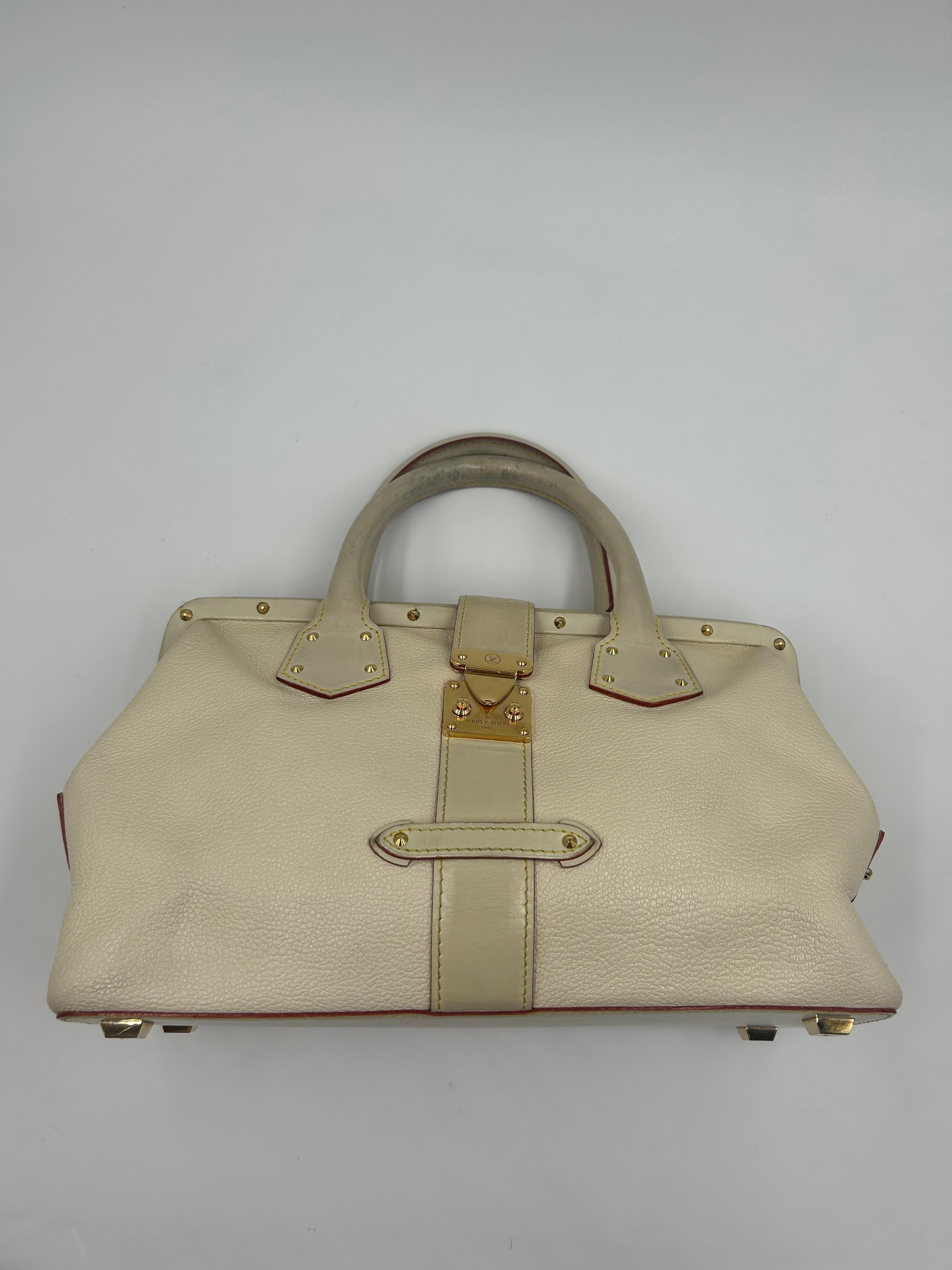 Louis Vuitton Off White Suhali Leder L'Ingenieux PM Tasche. Die Louis Vuitton L'Ingenieux PM aus weißem Suhali-Leder ist eine elegante und strukturierte Umhängetasche, die von Marc Jacobs entworfen und aus luxuriösem, cremefarbenem