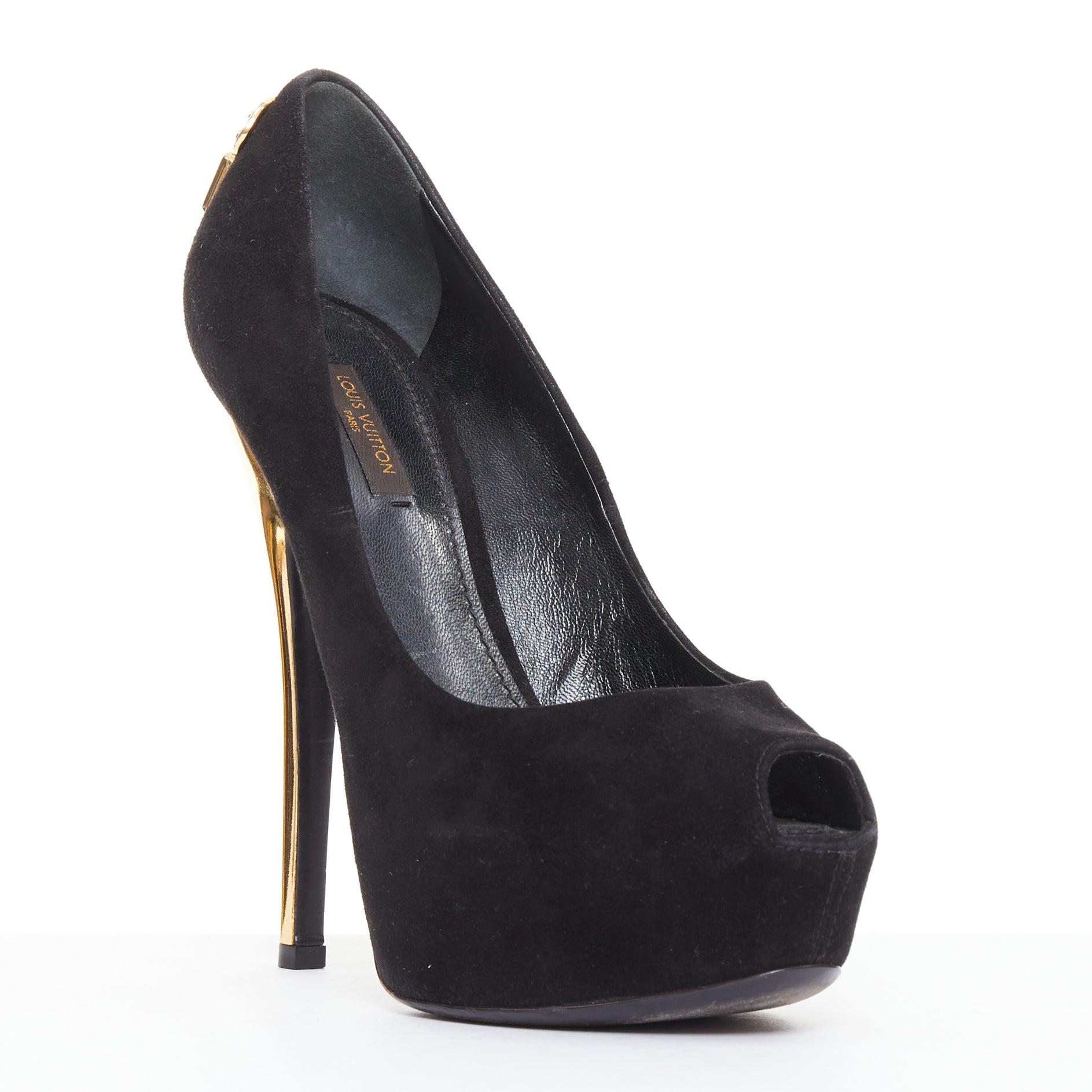 LOUIS VUITTON Oh Really black suede gold LV lock sky high pumps EU37
Reference: TGAS/E00986
Brand: Louis Vuitton
Designer: Marc Jacobs
Model: Oh Really
Collection: AW 2013 - Runway
Material: Suede, Acrylic
Color: Black, Gold
Pattern: Solid
Closure: