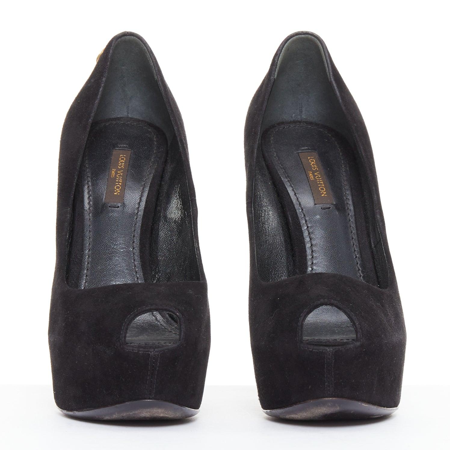 Nero LOUIS VUITTON Oh Really black suede gold LV lock sky high pumps EU37 in vendita