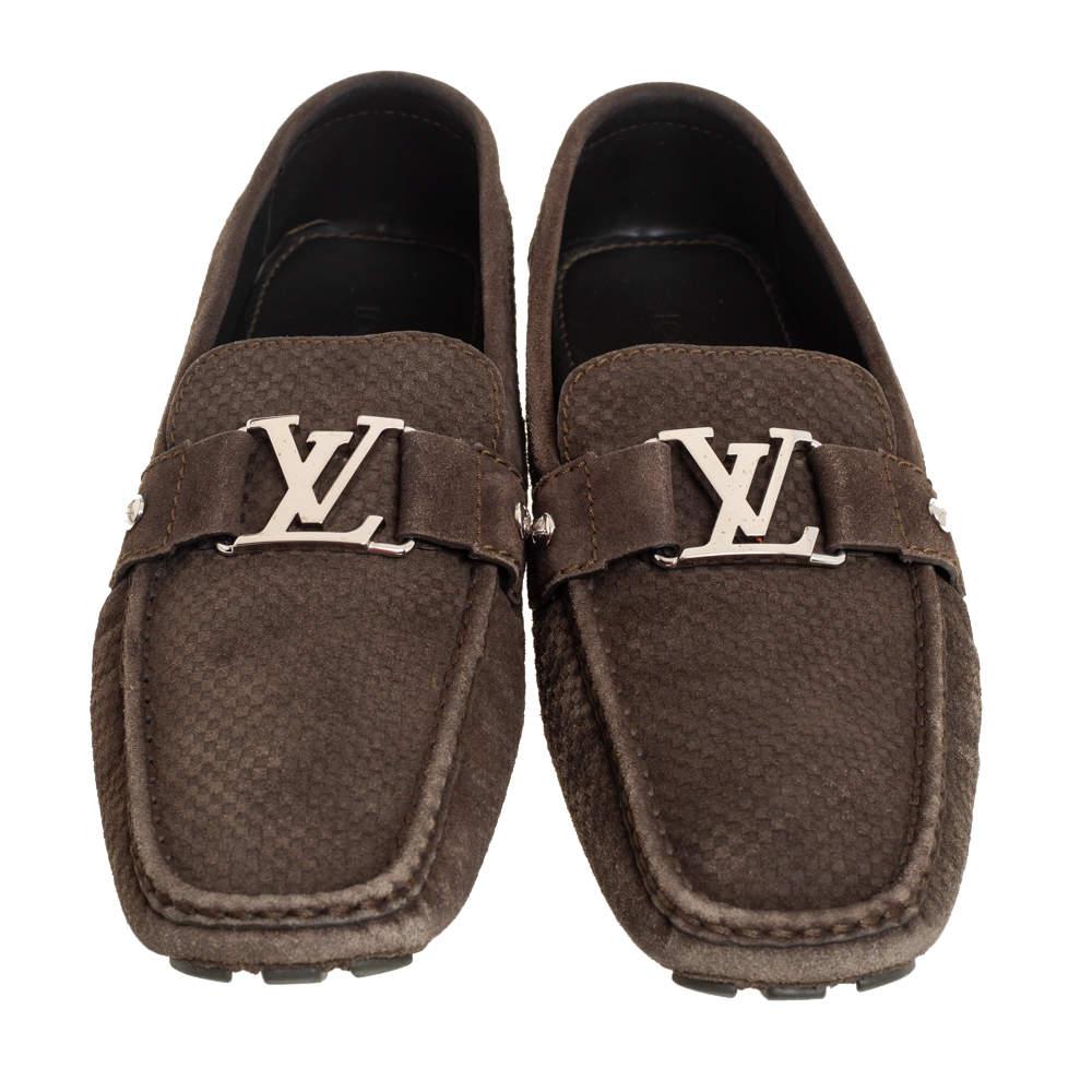 Look sharp and neat with this pair of Monte Carlo loafers from Louis Vuitton. They have been crafted from olive green suede and designed with the art of fine stitching and the signature LV on the uppers. The pair is complete with comfortable insoles