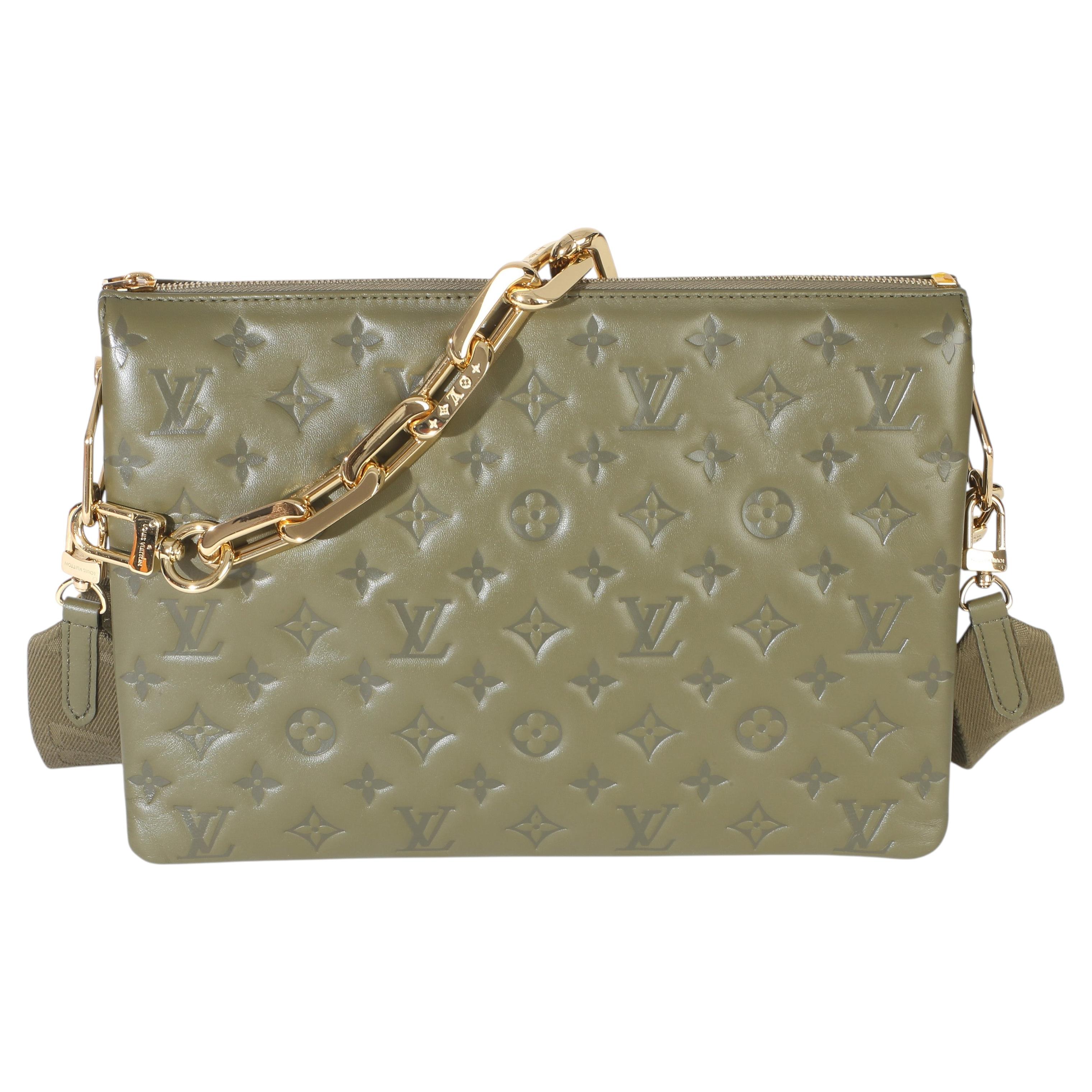 Louis Vuitton Coussin MM in pelle di agnello con Monogram in rilievo color oliva in vendita