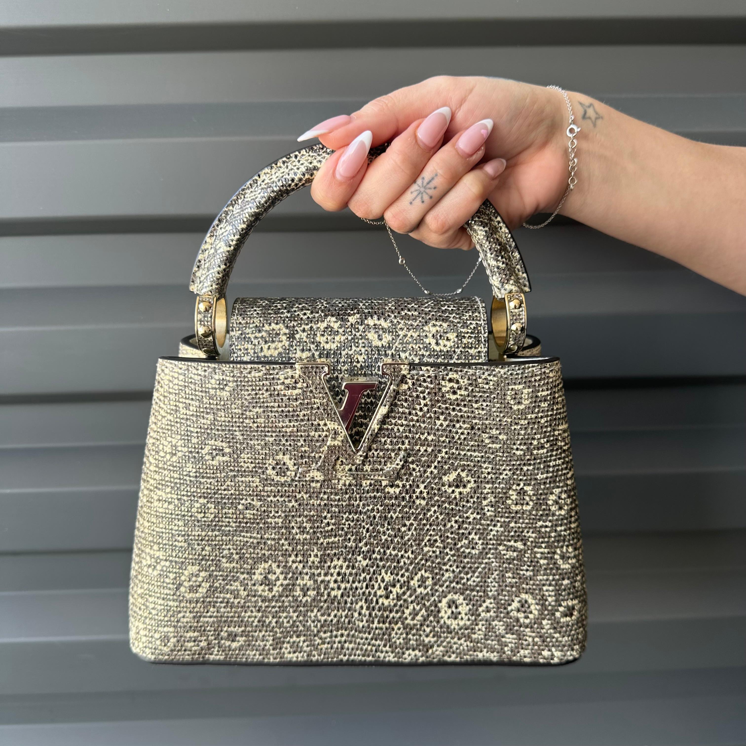 Beschreibung: Dies ist ein wunderschönes Louis Vuitton Gold und Grau Ombre Lizard Capucines Mini in Argento. Diese wunderschöne Tasche besteht aus metallisch schillerndem, luxuriösem Eidechsenleder, ist mit Ziegenleder gefüttert und verfügt über