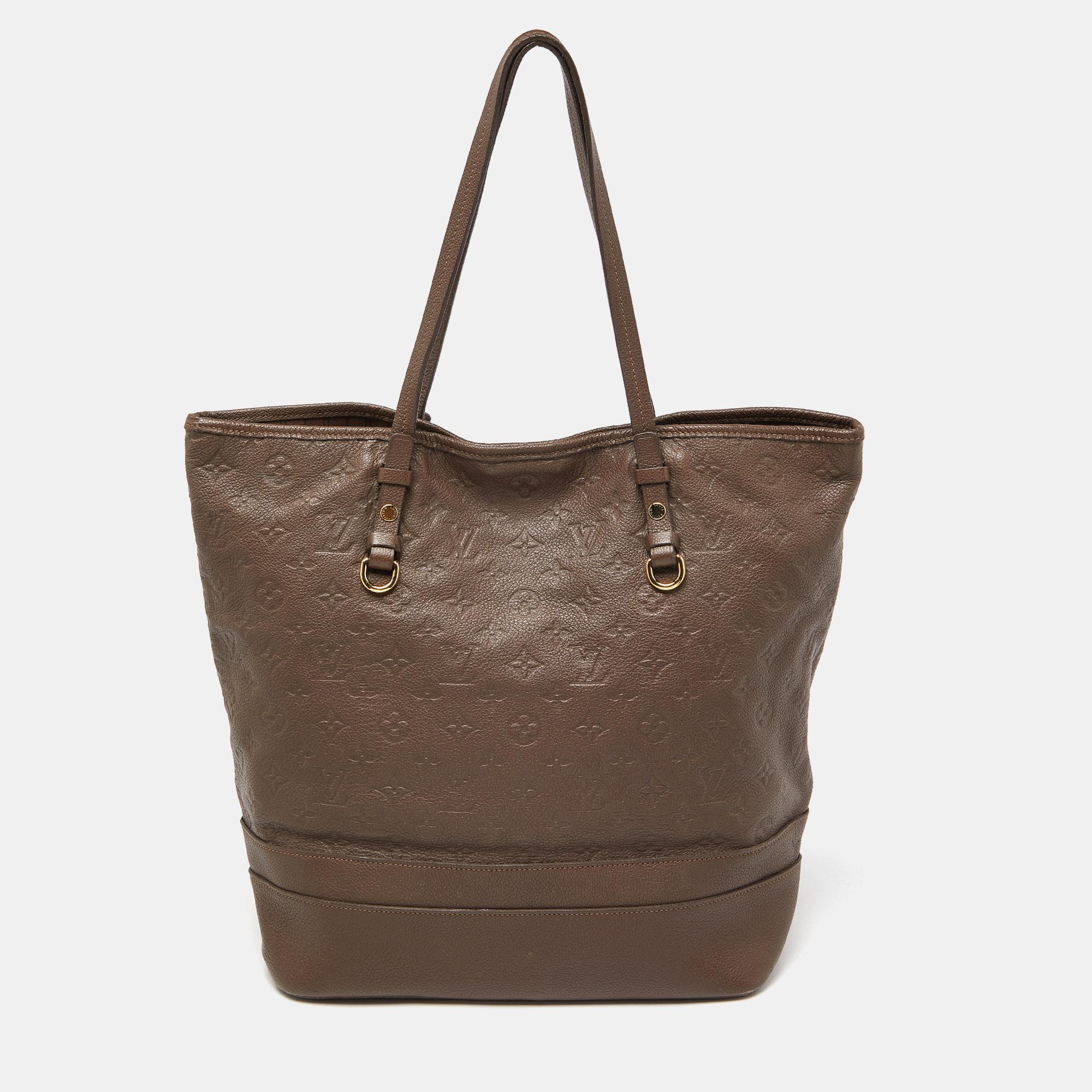 Les créations de Louis Vuitton sont populaires en raison de leur style élevé et de leur fonctionnalité. Ce sac, comme tous les autres sacs à main, est durable et élégant. D'une finition soignée, le sac est conçu pour offrir une expérience luxueuse.