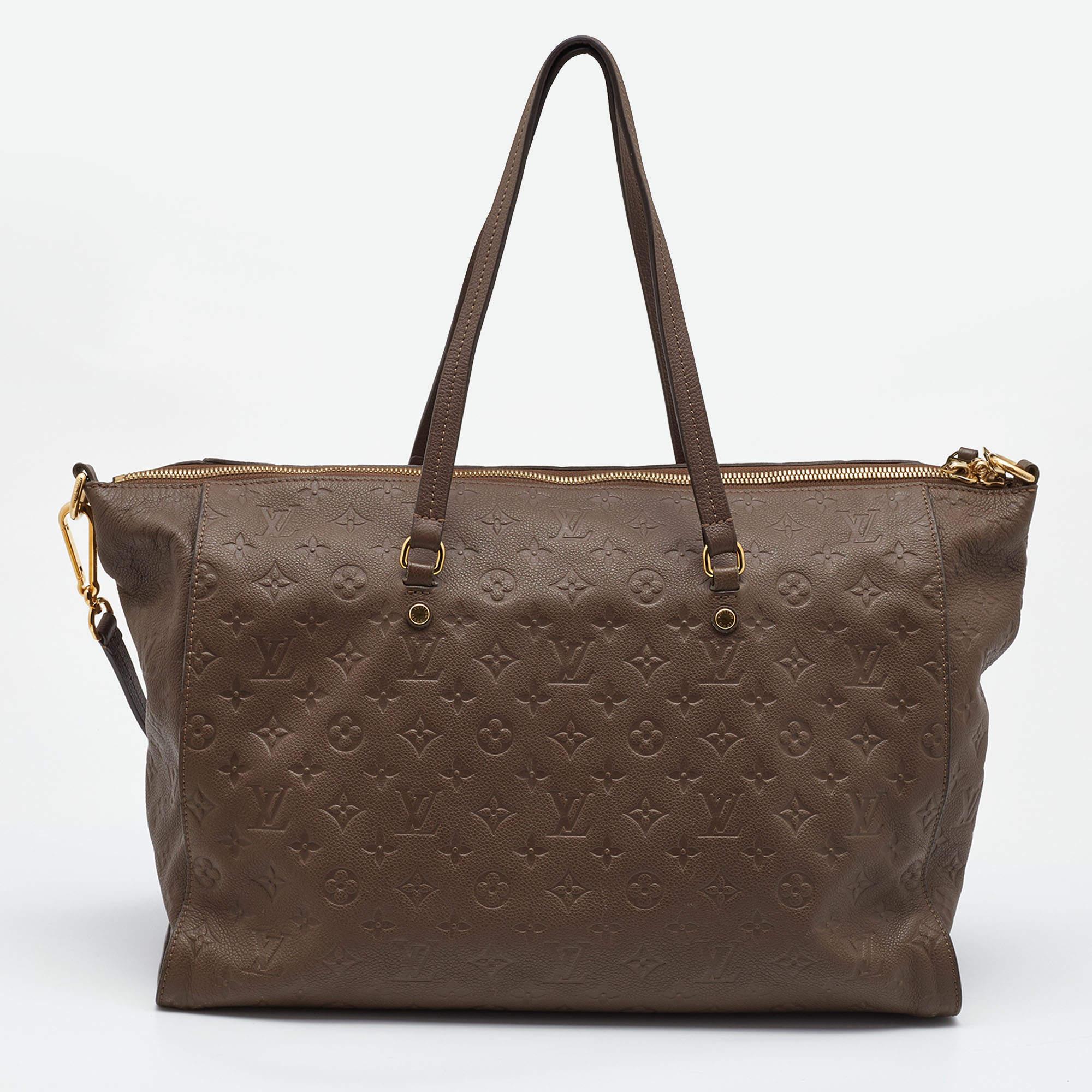 This Louis Vuitton accessory is an example of the brand's fine designs that are skillfully crafted to project a classic charm. It is a functional creation with an elevating appeal.

Includes: Original Dustbag, Detachable Strap

