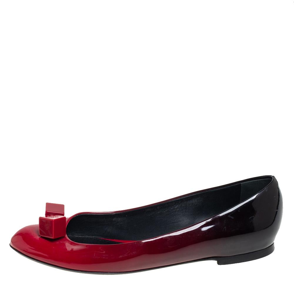 Add a distinct look to your regular everyday wear ballet flats by adding this Louis Vuitton Gossip pair to your collection. Crafted in red ombre patent leather, this pair of flats features chunky cube embellishments on the vamps which are further