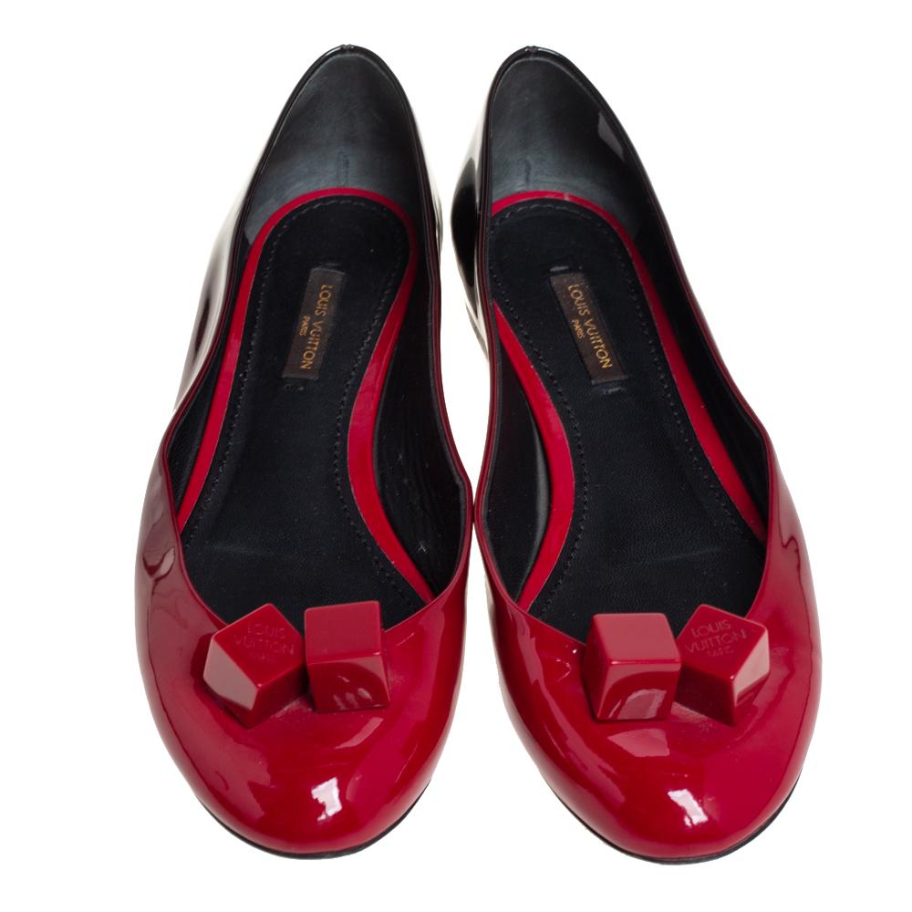 Add a distinct look to your regular everyday wear ballet flats by adding this Louis Vuitton Gossip pair to your collection. Crafted in red ombre patent leather, this pair of flats features chunky cube embellishments on the vamps which are further