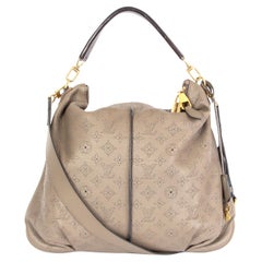 LOUIS VUITTON Borsa a tracolla SELENE MM in pelle Mahina color grigio ombre.