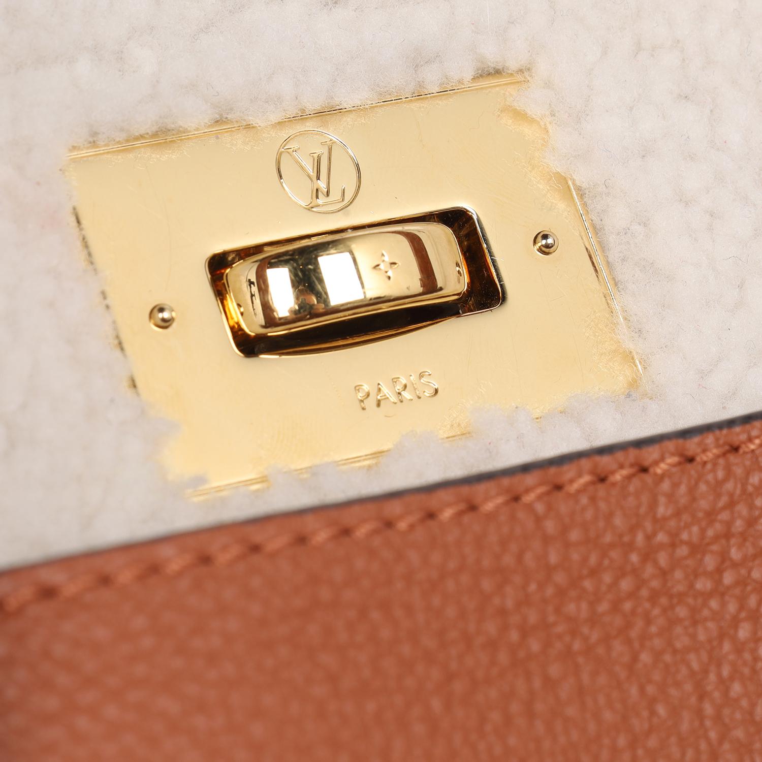 Louis Vuitton On My Side MM Sacoche en cuir et shearling Caramel Brown en vente 6
