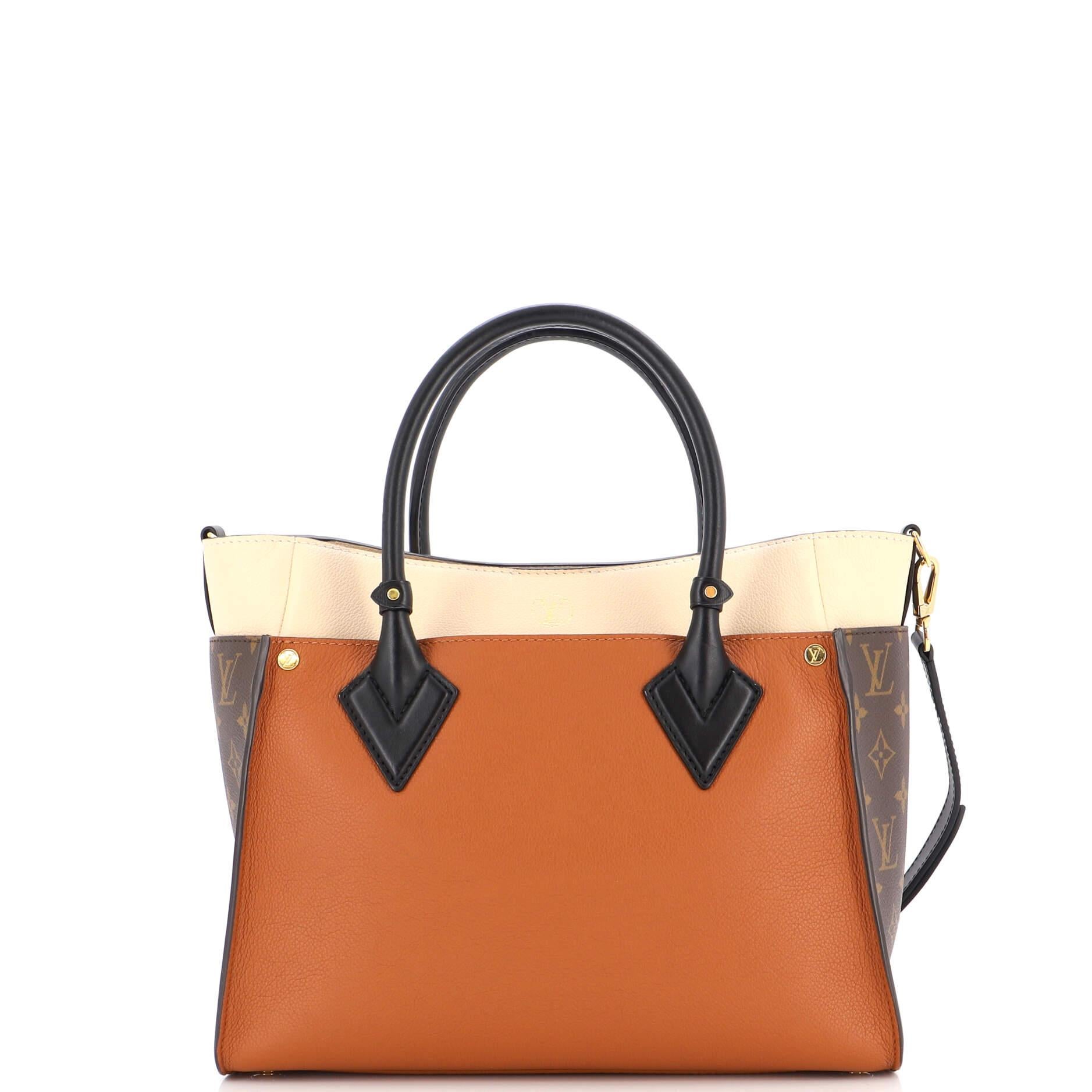 Louis Vuitton On My Side Fourre-tout en cuir avec toile à monogramme MM Bon état - En vente à NY, NY
