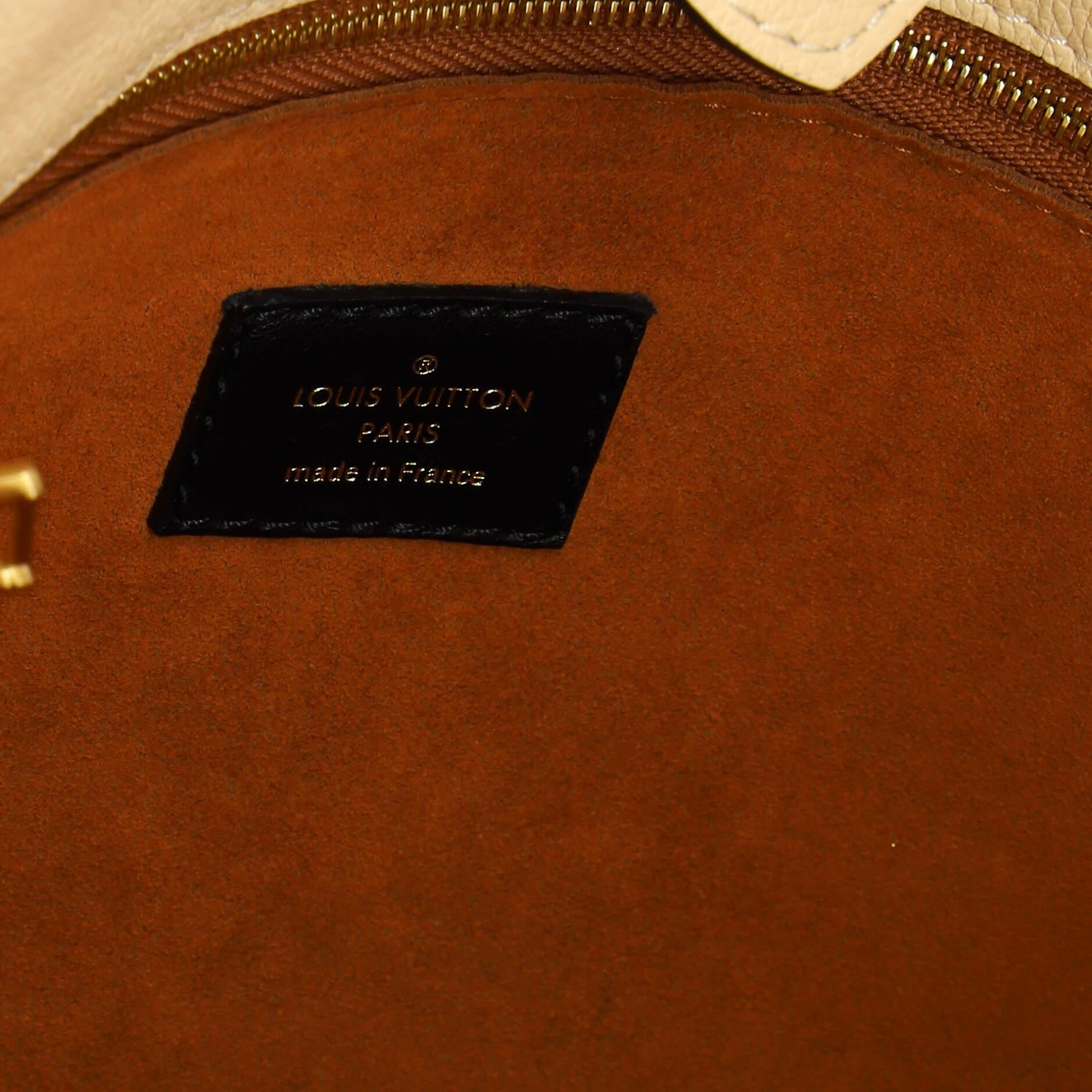 Louis Vuitton On My Side Fourre-tout en cuir avec toile à monogramme MM en vente 2