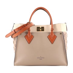 Louis Vuitton On My Side Fourre-tout en cuir tufté avec monogramme