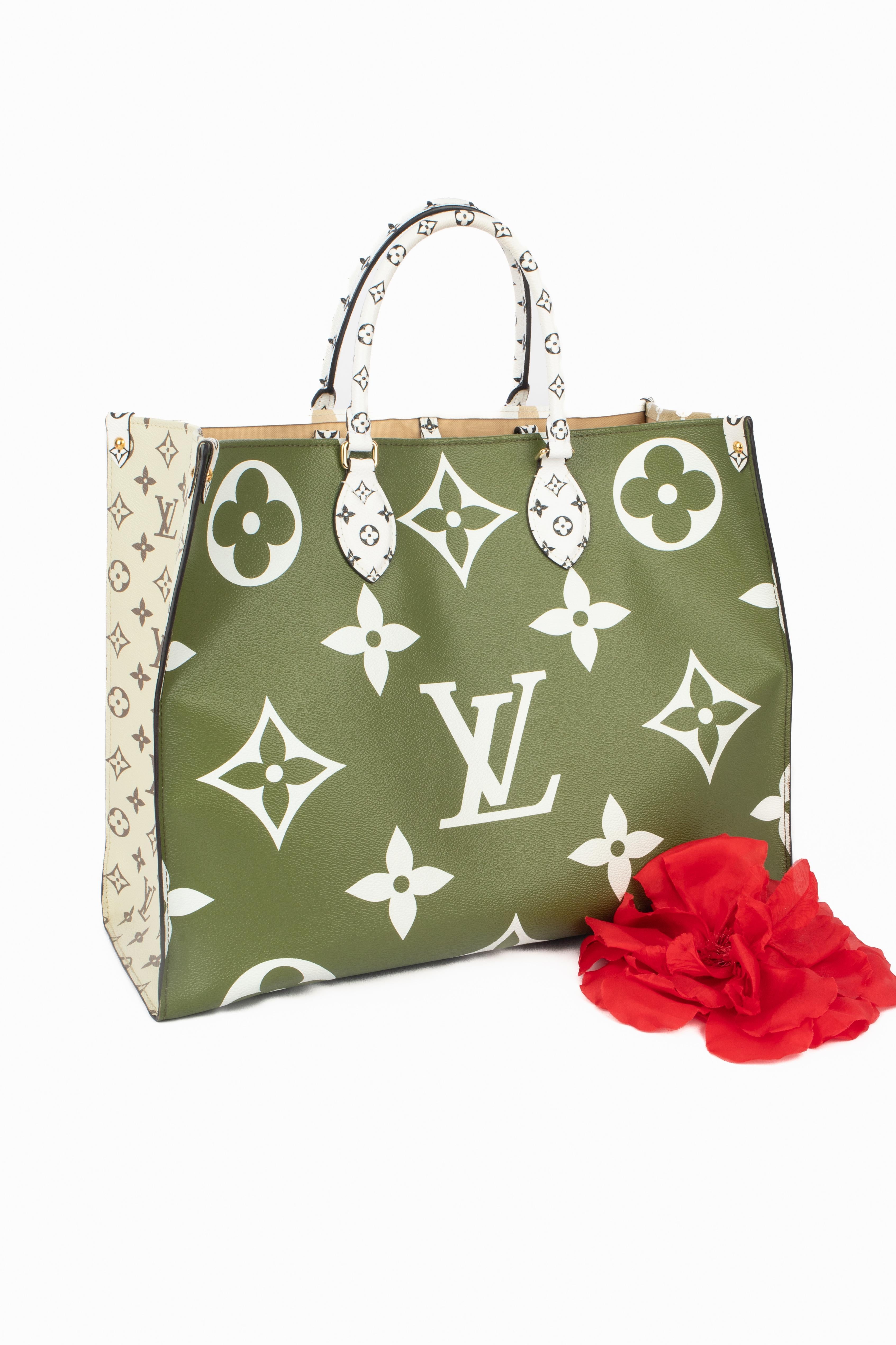 LOUIS VUITTON - (Fabriqué en France) Sac en toile Monogram 'On-the-go' grand modèle dans les tons kaki, blanc, beige et noir, avec petites et grandes initiales. Double poignée et double bandoulière. Collectional 2019.

Condit :
Très bon