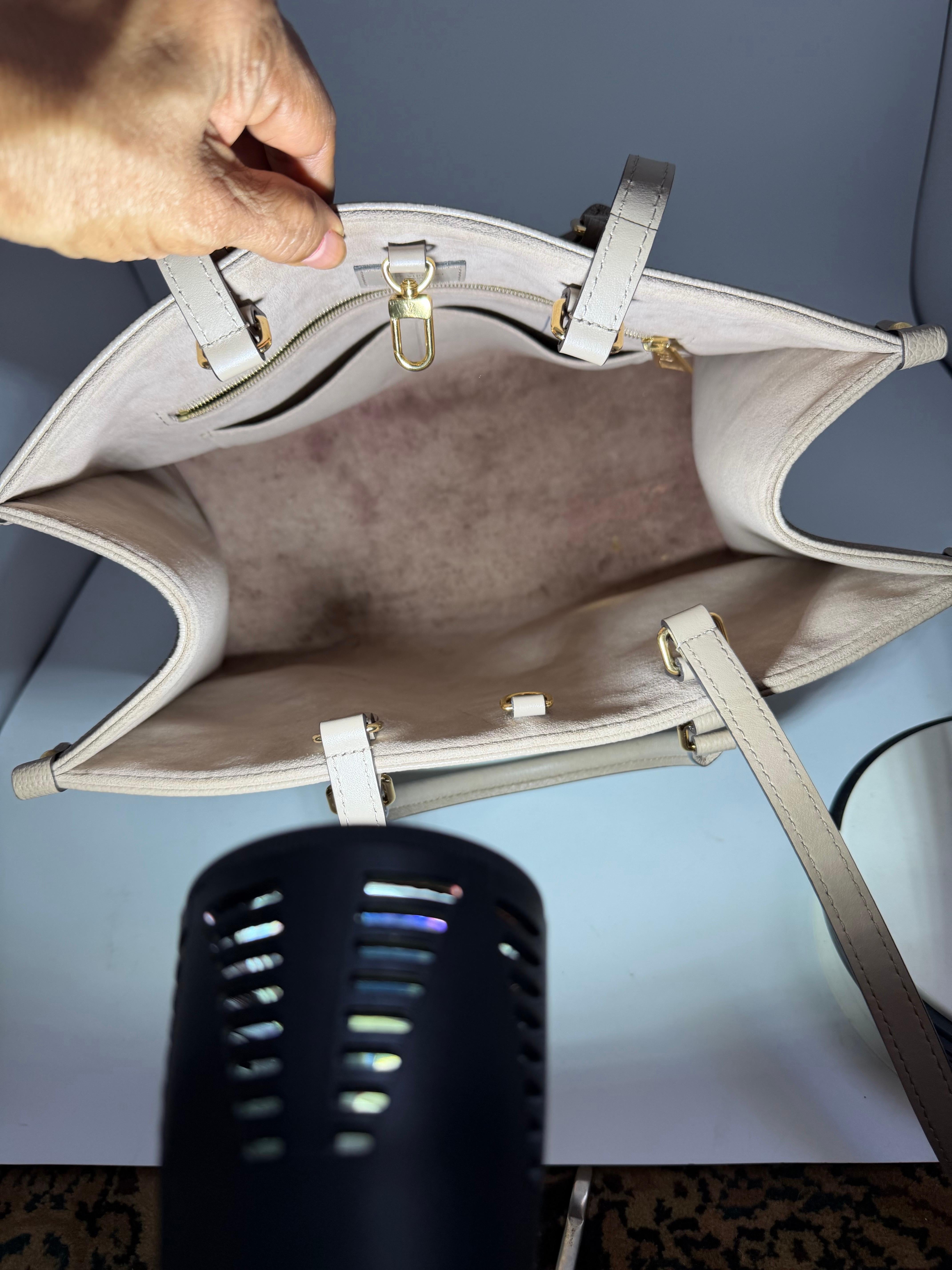 Louis Vuitton On The Go BICOLOR MM Monogram Empreinte Leather, Colombe/Crème en vente 5