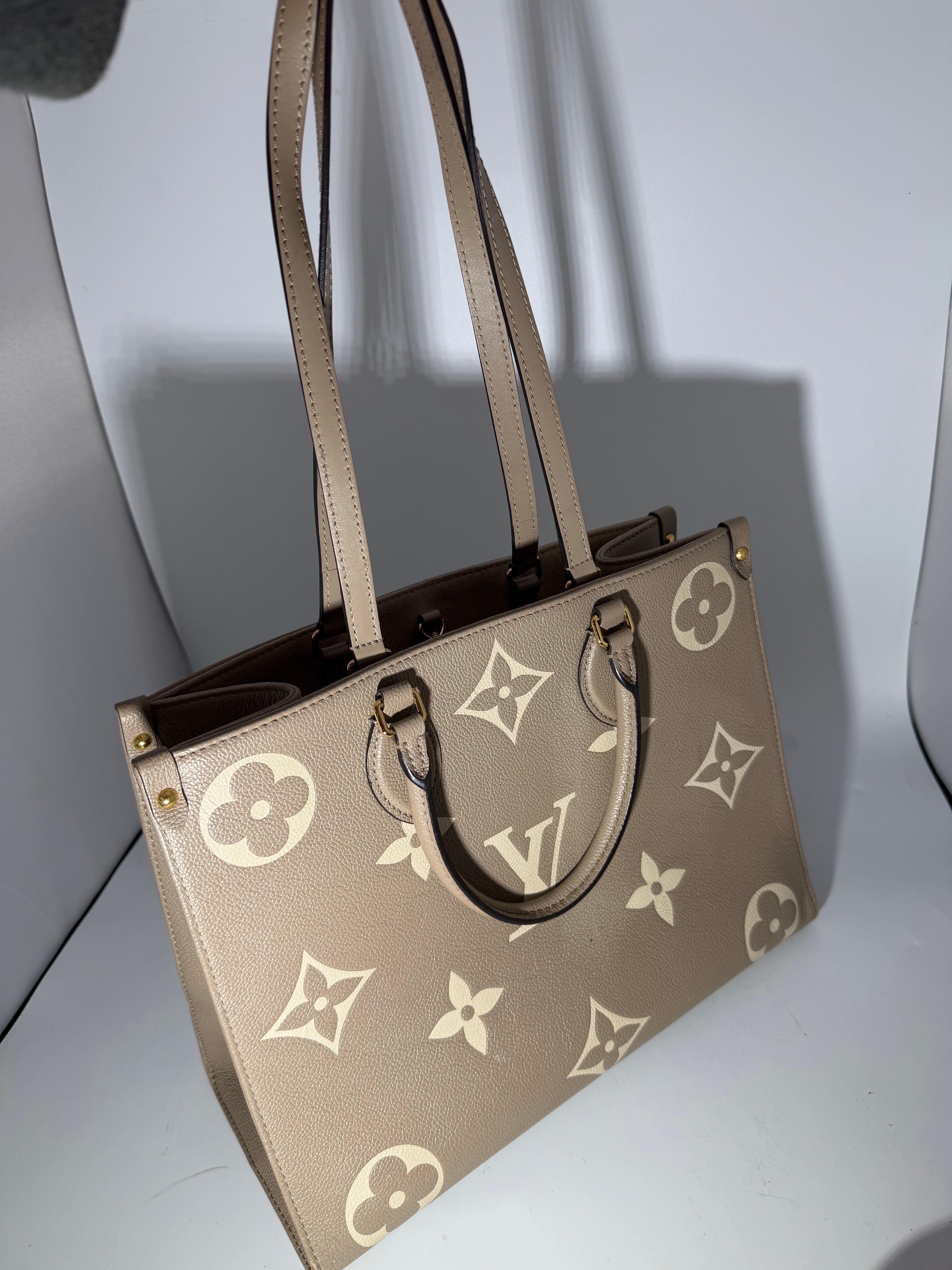 Louis Vuitton On The Go BICOLOR MM Monogram Empreinte Leather, Colombe/Crème en vente 6
