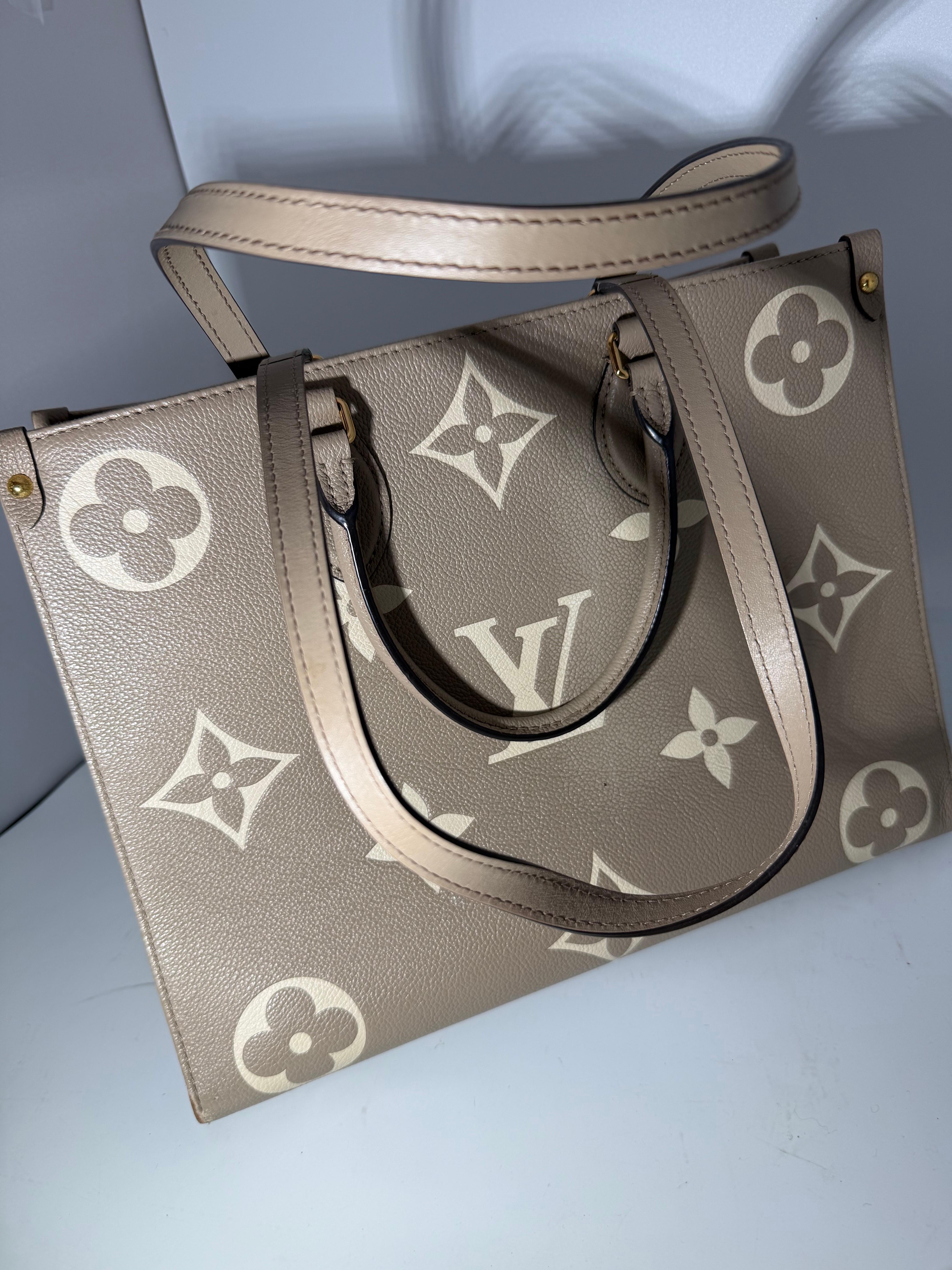 Louis Vuitton On The Go BICOLOR MM Monogram Empreinte Leather, Colombe/Crème en vente 7