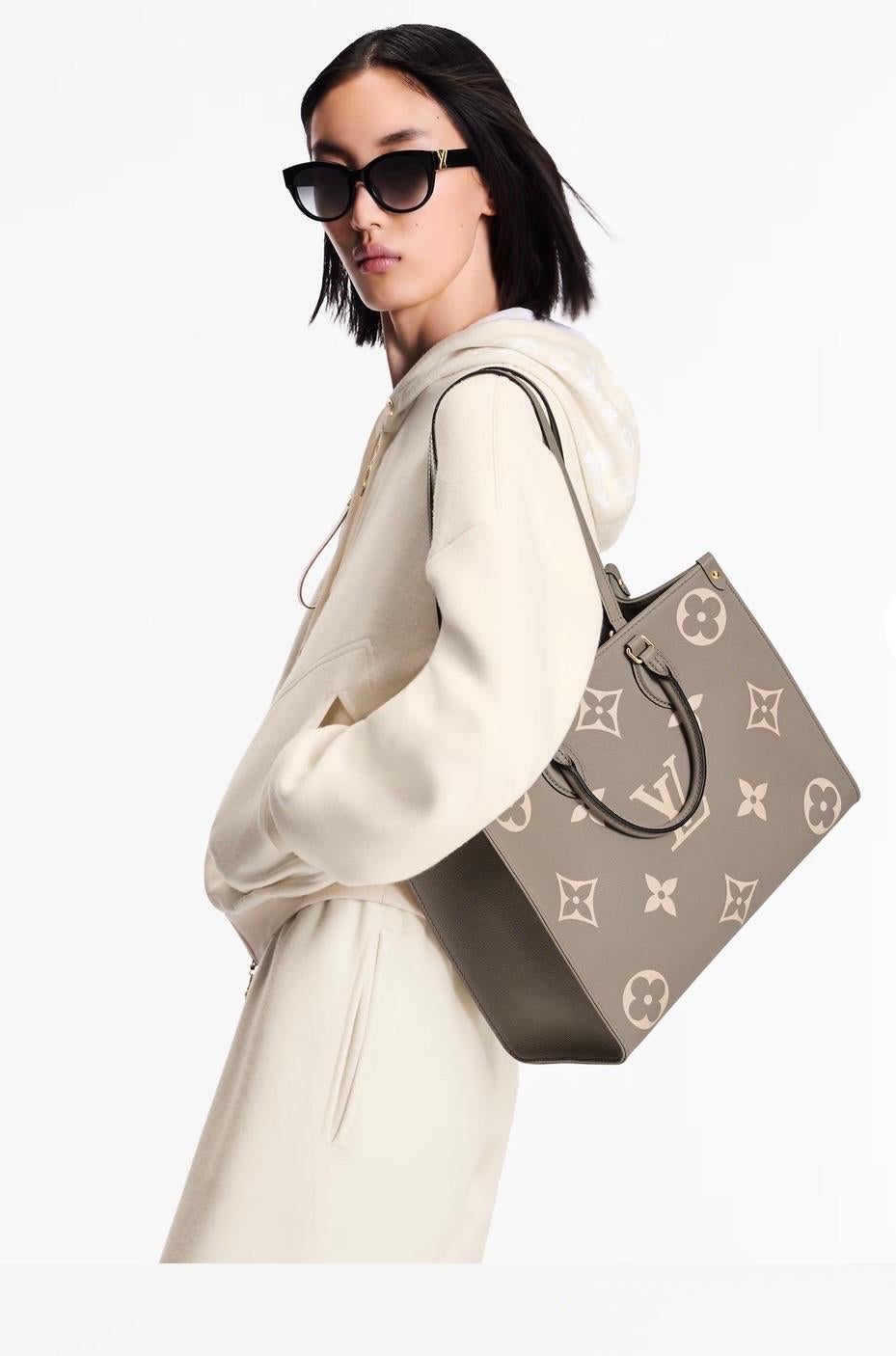 Louis Vuitton On The Go BICOLOR MM Monogram Empreinte Leather, Colombe/Crème en vente 2