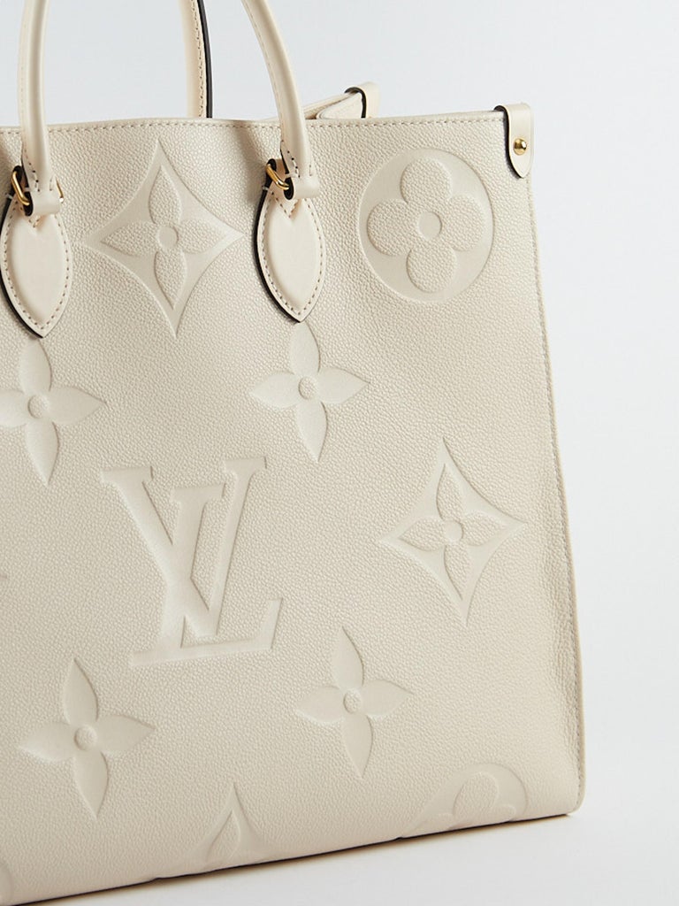 LOUIS VUITTON On the Go Tote in Off White For Sale 3