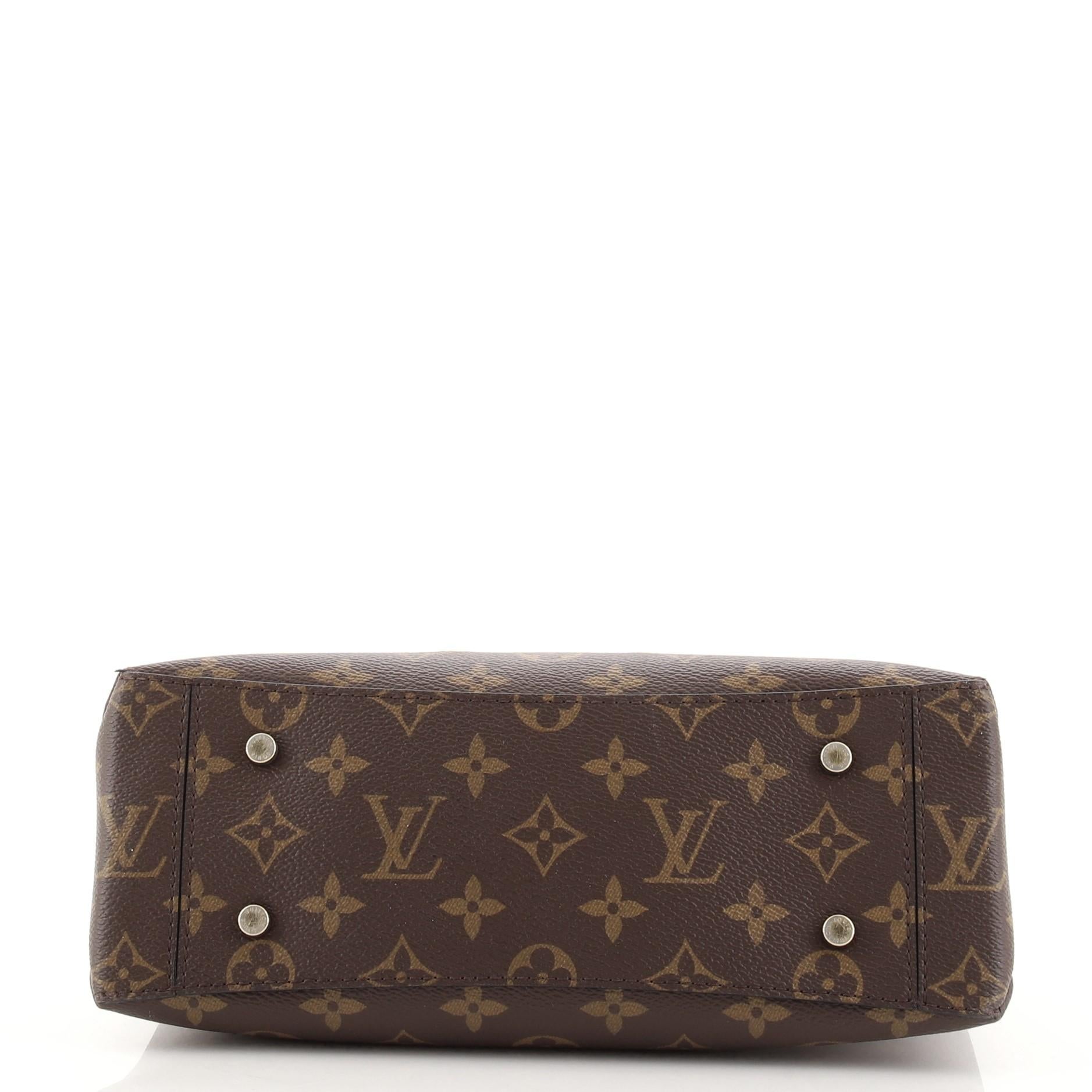 Ein-Hand-Klappentasche von Louis Vuitton aus Segeltuch und Leder mit Monogramm MM im Zustand „Gut“ in NY, NY