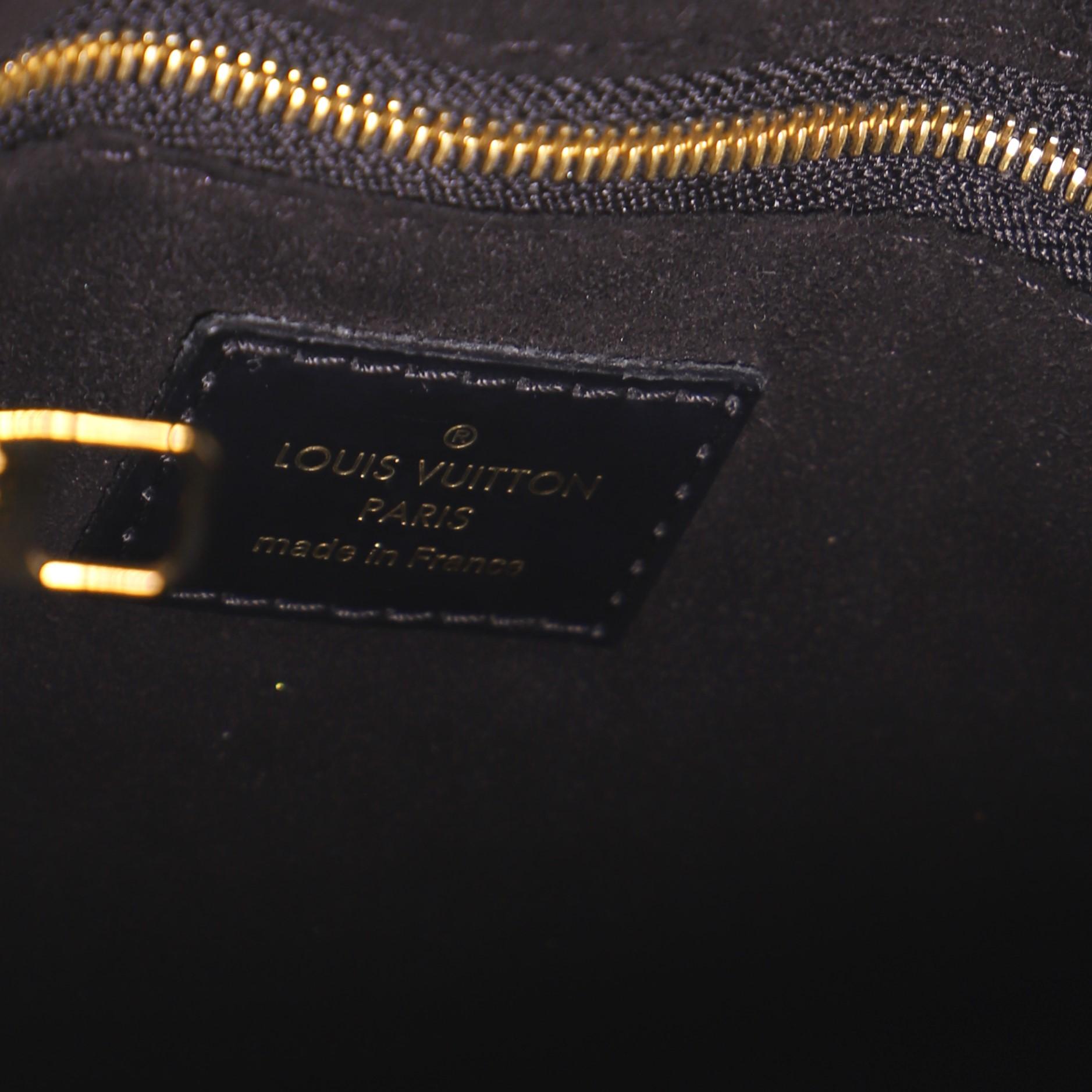 Ein-Hand-Klappentasche von Louis Vuitton aus Segeltuch und Leder mit Monogramm MM 4