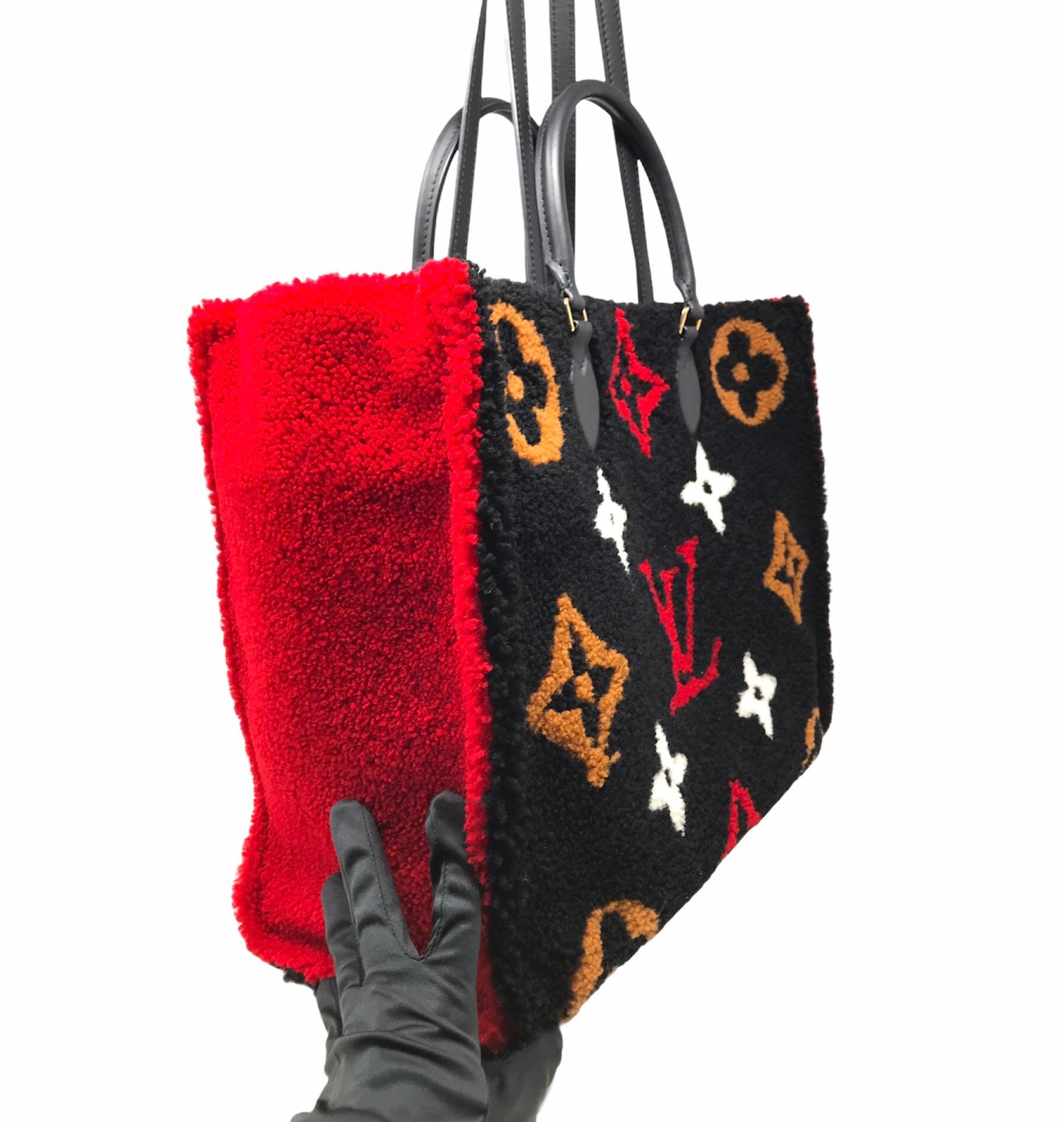 Louis Vuitton Monogram teddy Onthego bag in multicolored sheepskin, leather handles with suede interior, 2019 collection
The black sheepskin fur bag is embellished with shearling inserts depicting the Monogram flowers and the LV initials. The red,