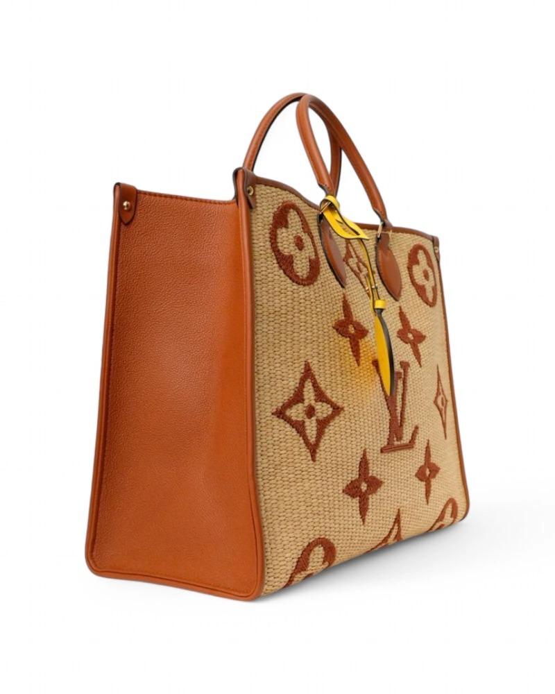 Sac signé Louis Vuitton, modèle OnTheGo en taille GM, en raphia beige avec un motif monogramme géant et des garnitures en cuir marron avec des ferrures dorées. Doté d'une fermeture auto-agrippante et d'une doublure intérieure en toile avec des