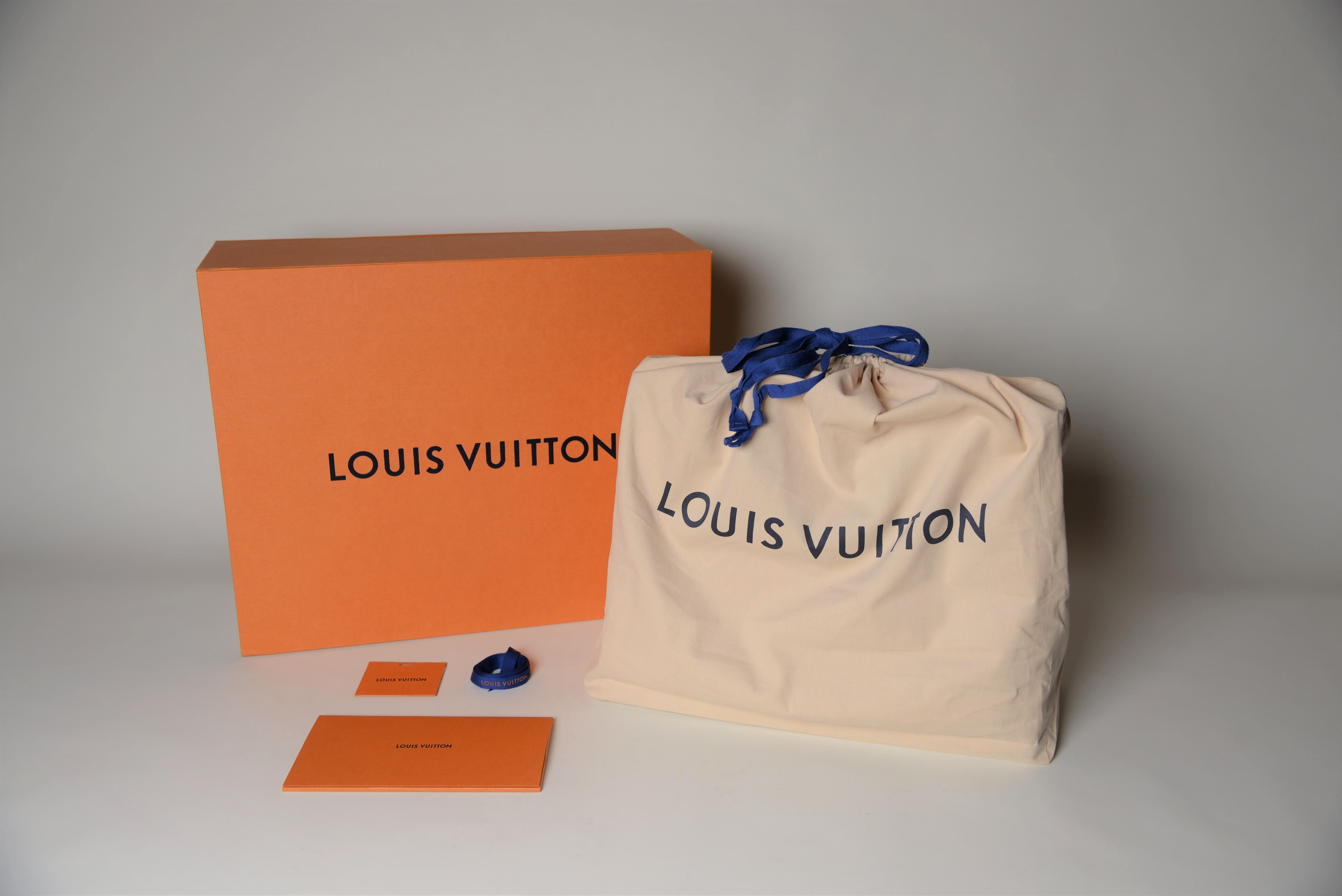 De la collection de Savineti nous offrons ce Louis Vuitton OnTheGo : 
-	Marque : Louis Vuitton
-	Modèle : OnTheGo
-	Année : 2021
-	Condition : Neuf (non utilisé)
-	Matériaux : toile:: matériel de couleur or:: cuir
-	Extras : Boîte originale Louis