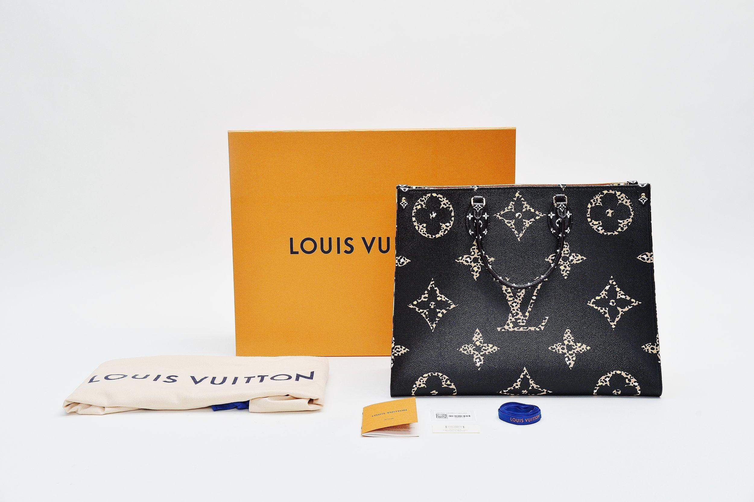 From the collection of Savineti we offer this Louis Vuitton Onthego:
-	Brand: Louis Vuitton
-	Model: Onthego
-	Year: 2019
-	Code: FL4109
-	Condition: new - unused
-	Materials: Monogram coated canvas, gold-color hardware
-	2 top handles for hand or