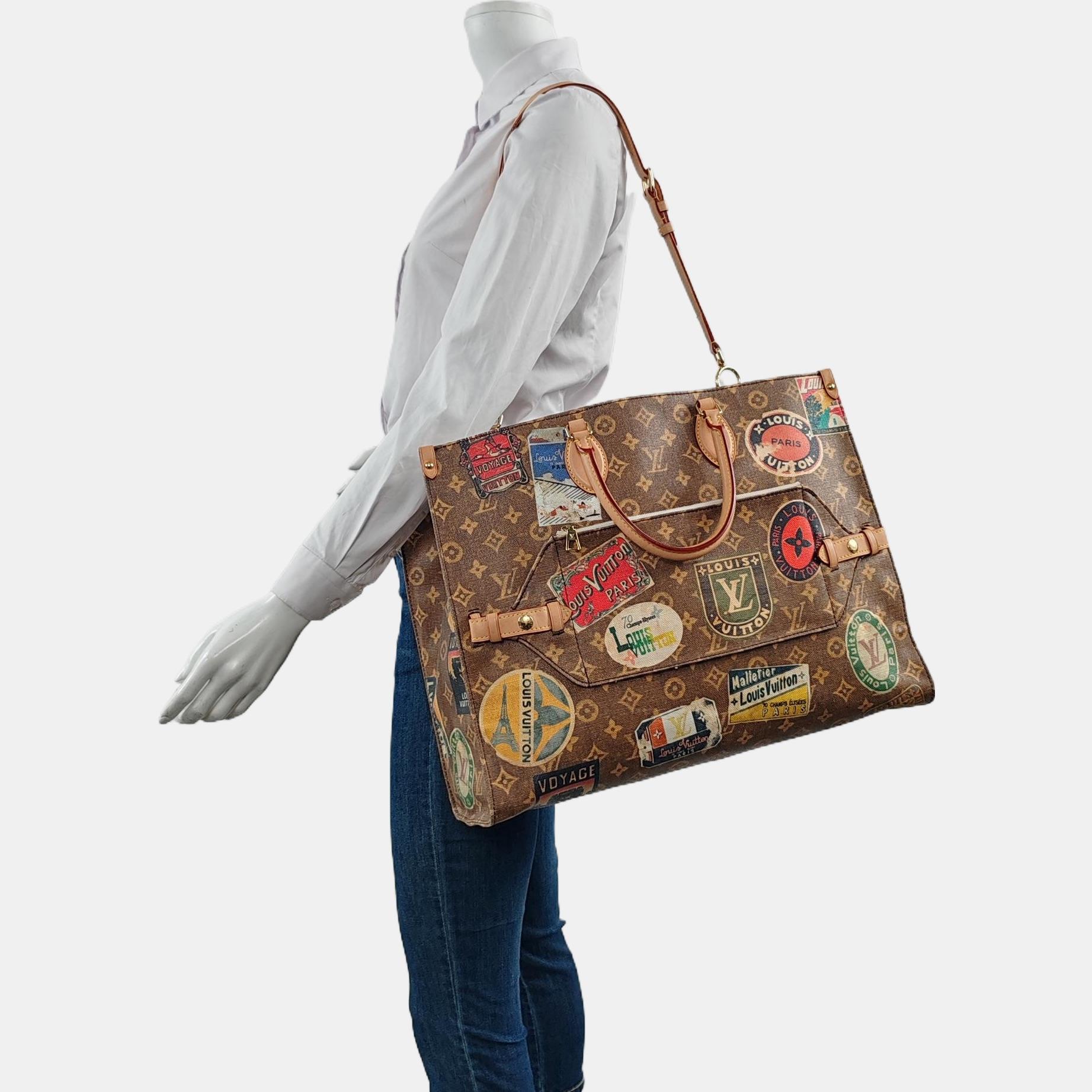 La Onthego GM è caratterizzata da un corpo in tela Monogram gigante, manici arrotolati, spallacci piatti, una tracolla piatta staccabile, una parte superiore aperta con chiusura a moschettone e tasche interne con zip e slip. 

CONDIZIONE: